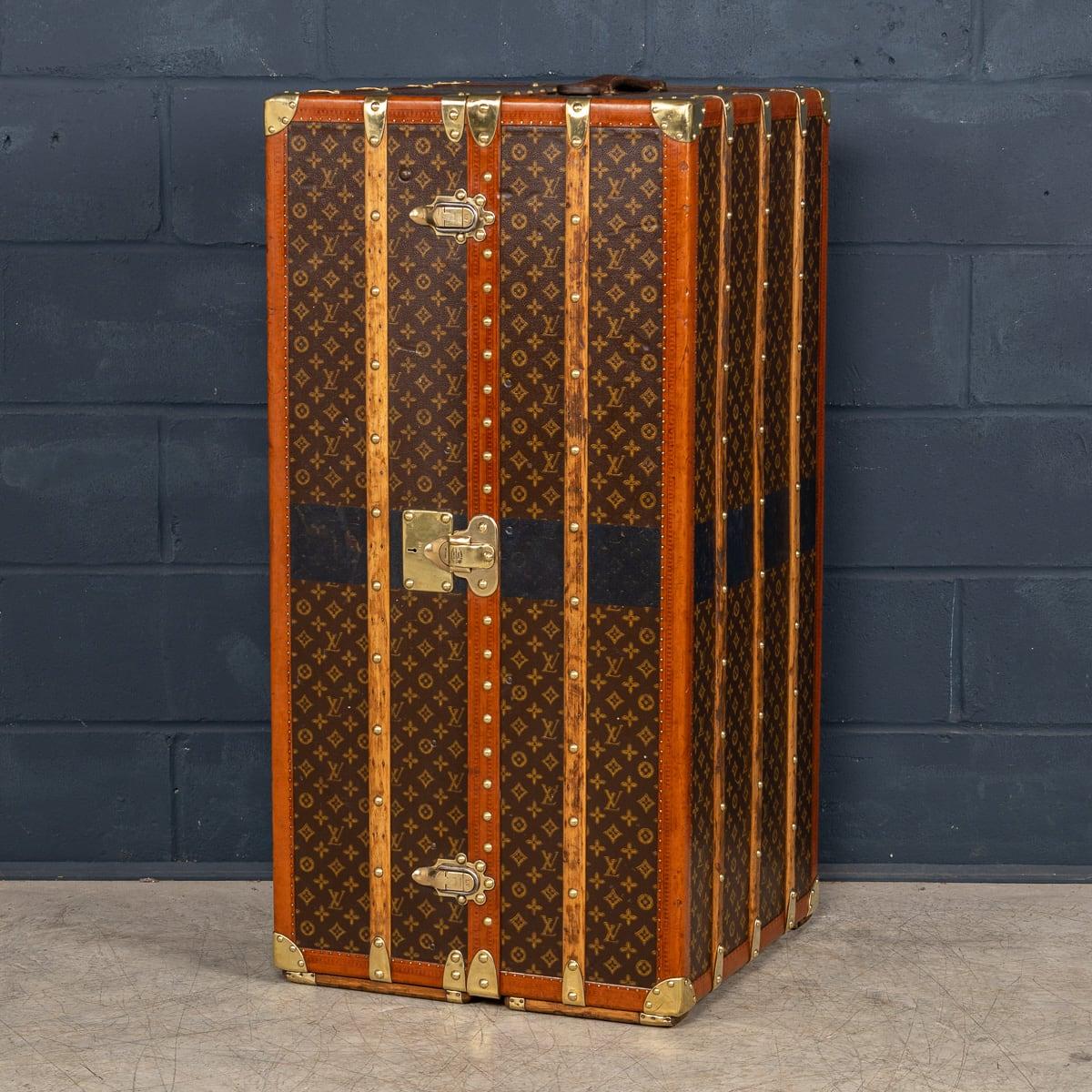 Une superbe malle-armoire Louis Vuitton du début du 20e siècle recouverte de la célèbre toile monogrammée LV. Avec ses bordures en lozine et ses accessoires en laiton, il devait être le plus haut de gamme, même au moment de son achat, il y a une