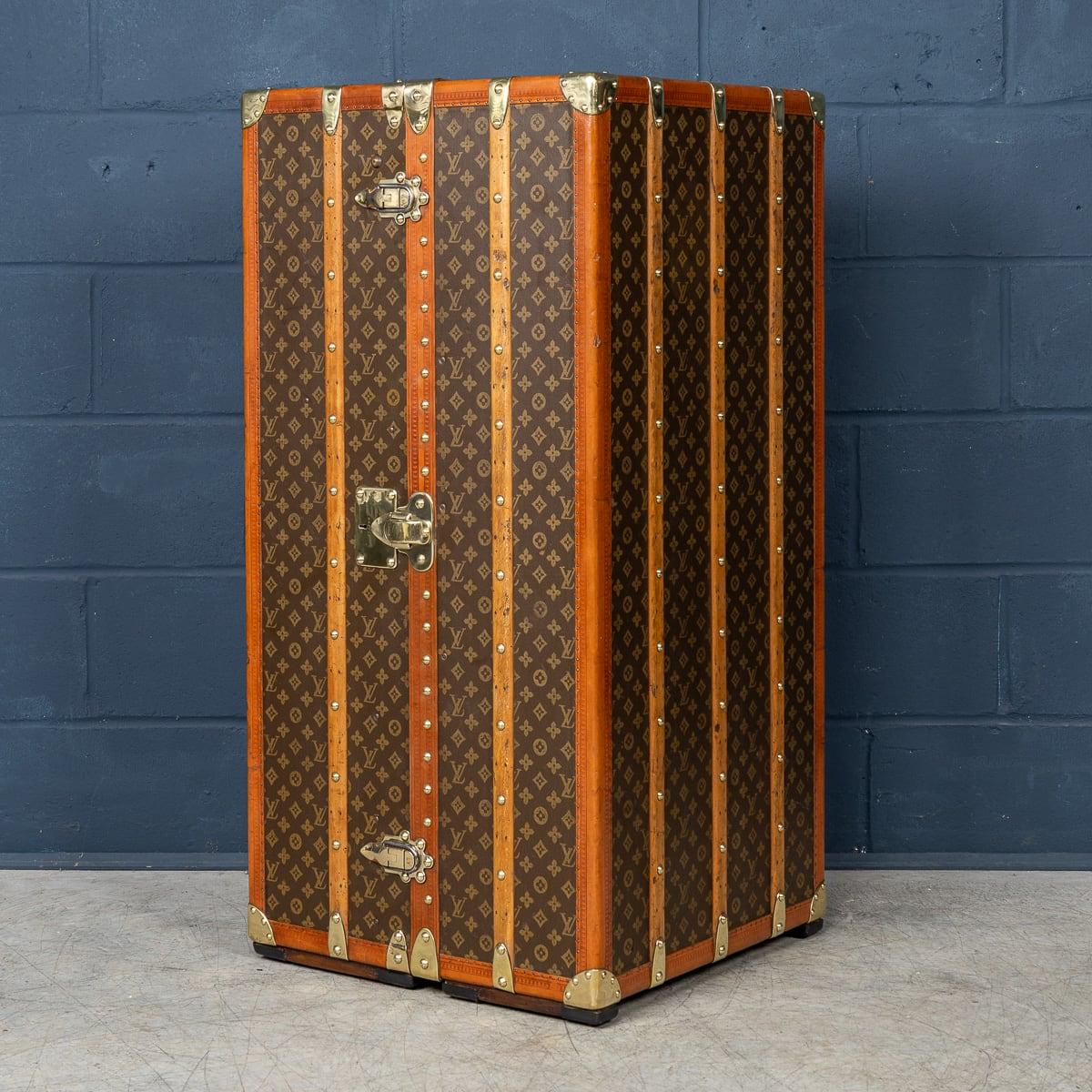 Une superbe malle-armoire Louis Vuitton du début du 20e siècle recouverte de la célèbre toile monogrammée LV. Avec ses bordures en lozine et ses accessoires en laiton, il devait être le plus haut de gamme, même au moment de son achat, il y a une