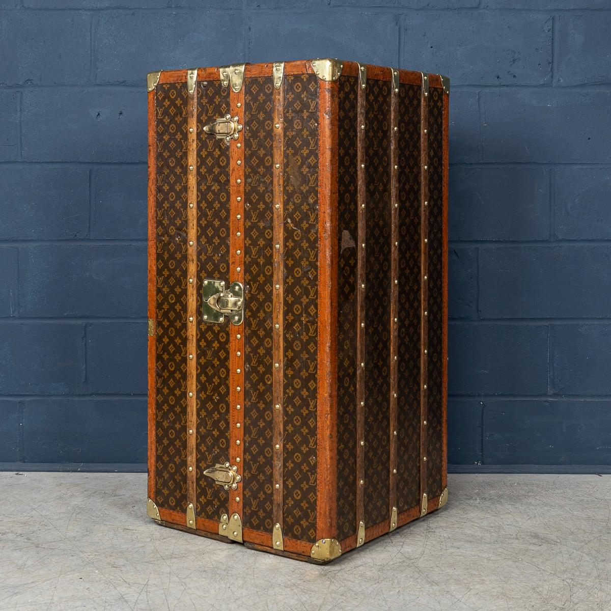 Une superbe malle-armoire Louis Vuitton du début du 20e siècle recouverte de la célèbre toile monogrammée LV. Avec ses bordures en lozine et ses accessoires en laiton, il devait être le plus haut de gamme, même au moment de son achat, il y a une