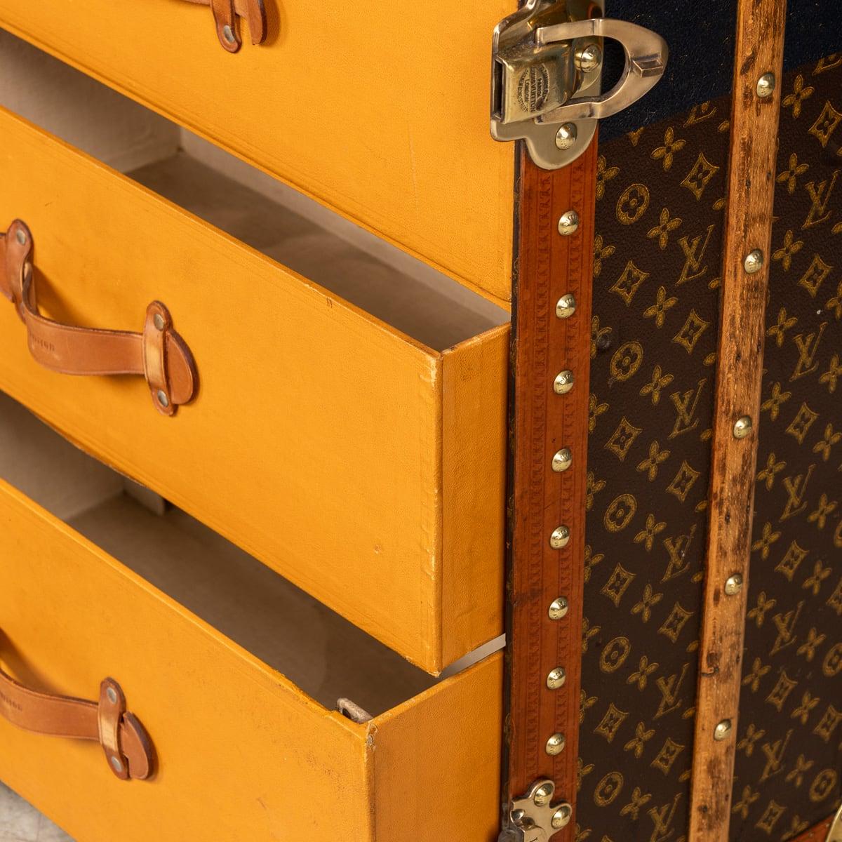 Malle de garde-robe Louis Vuitton du 20e siècle en toile monogrammée, France vers 1930 en vente 13