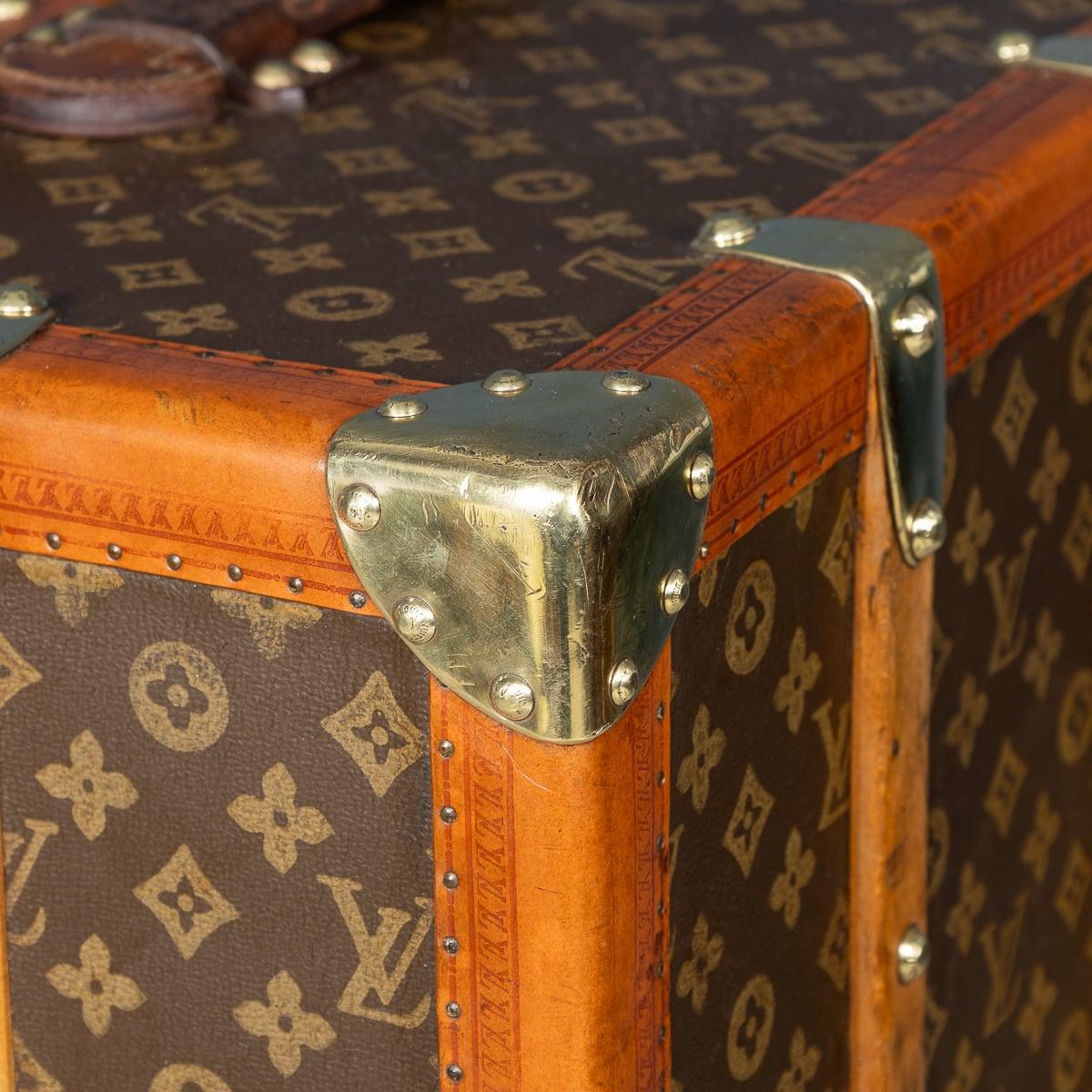 Malle de garde-robe Louis Vuitton du 20e siècle en toile monogrammée, France vers 1930 en vente 13