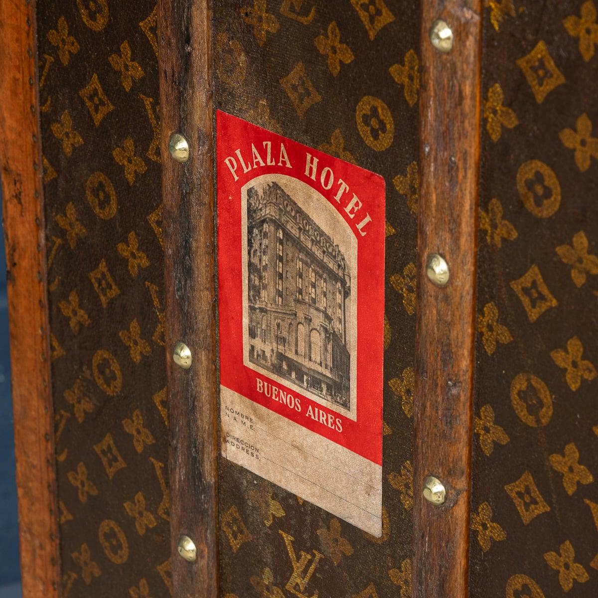 Malle de garde-robe Louis Vuitton du 20e siècle en toile monogrammée, France vers 1930 en vente 13