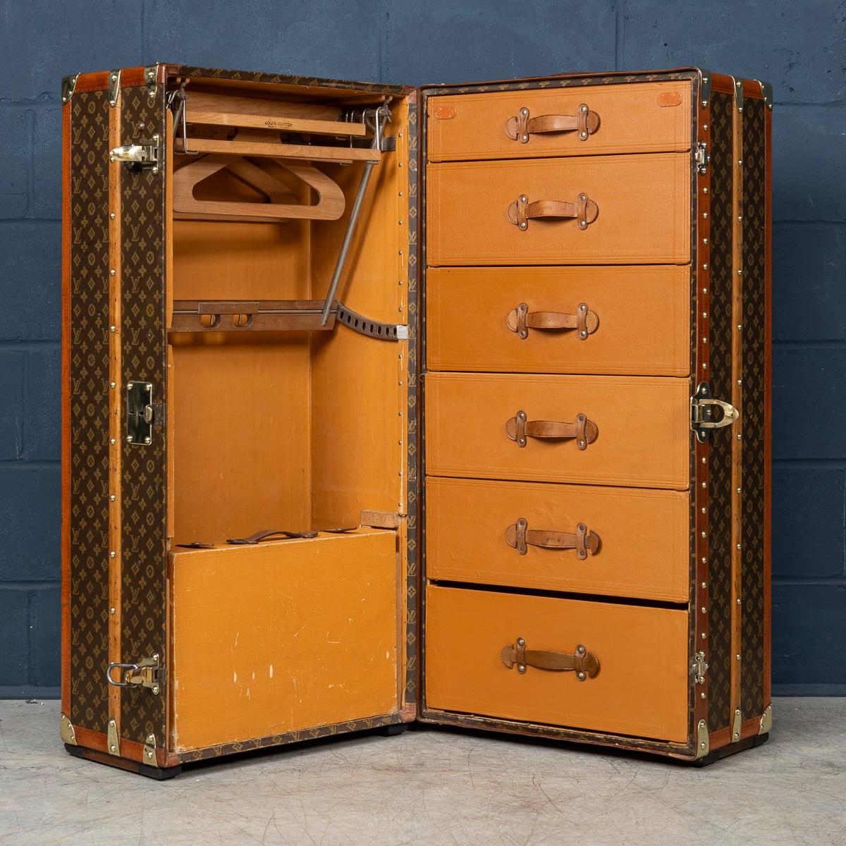 Français Malle de garde-robe Louis Vuitton du 20e siècle en toile monogrammée, France vers 1930 en vente