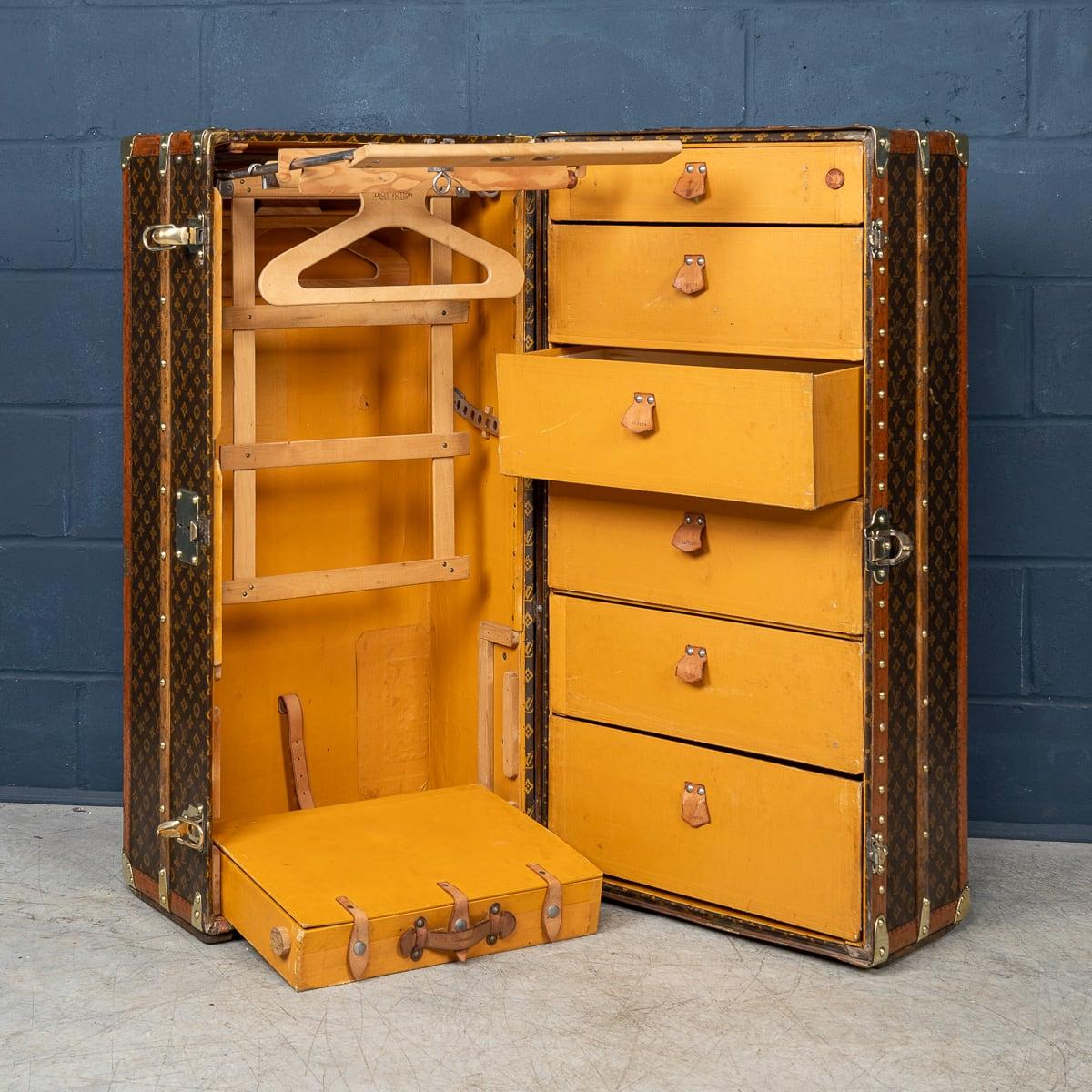 Malle de garde-robe Louis Vuitton du 20e siècle en toile monogrammée, France vers 1930 Bon état - En vente à Royal Tunbridge Wells, Kent