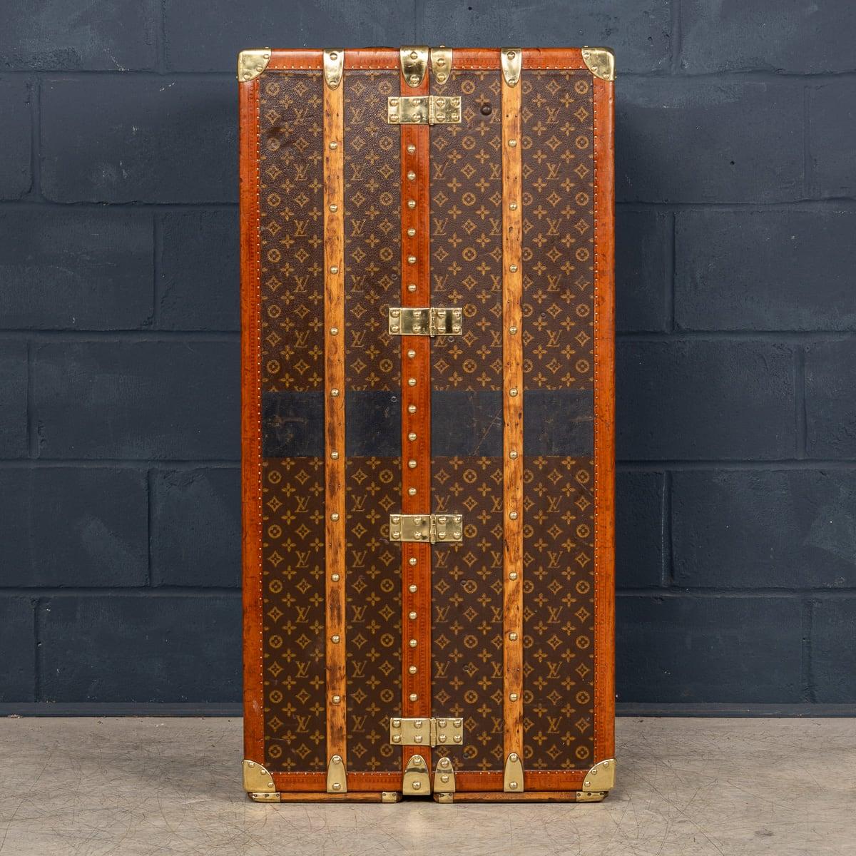20ième siècle Malle de garde-robe Louis Vuitton du 20e siècle en toile monogrammée, France vers 1930 en vente