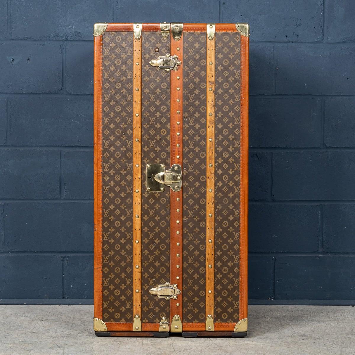 20ième siècle Malle de garde-robe Louis Vuitton du 20e siècle en toile monogrammée, France vers 1930 en vente