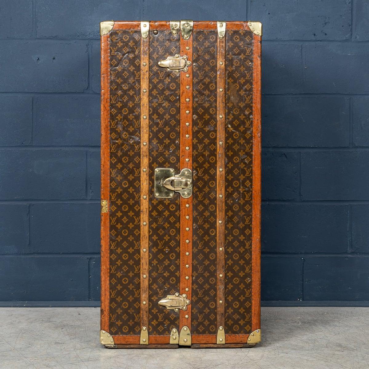 20ième siècle Malle de garde-robe Louis Vuitton du 20e siècle en toile monogrammée, France vers 1930 en vente