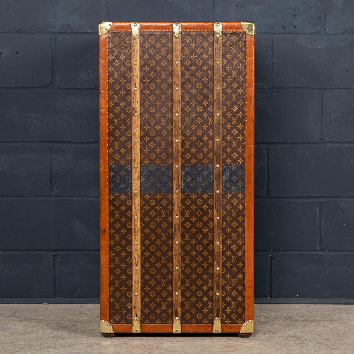 Métal Malle de garde-robe Louis Vuitton du 20e siècle en toile monogrammée, France vers 1930 en vente
