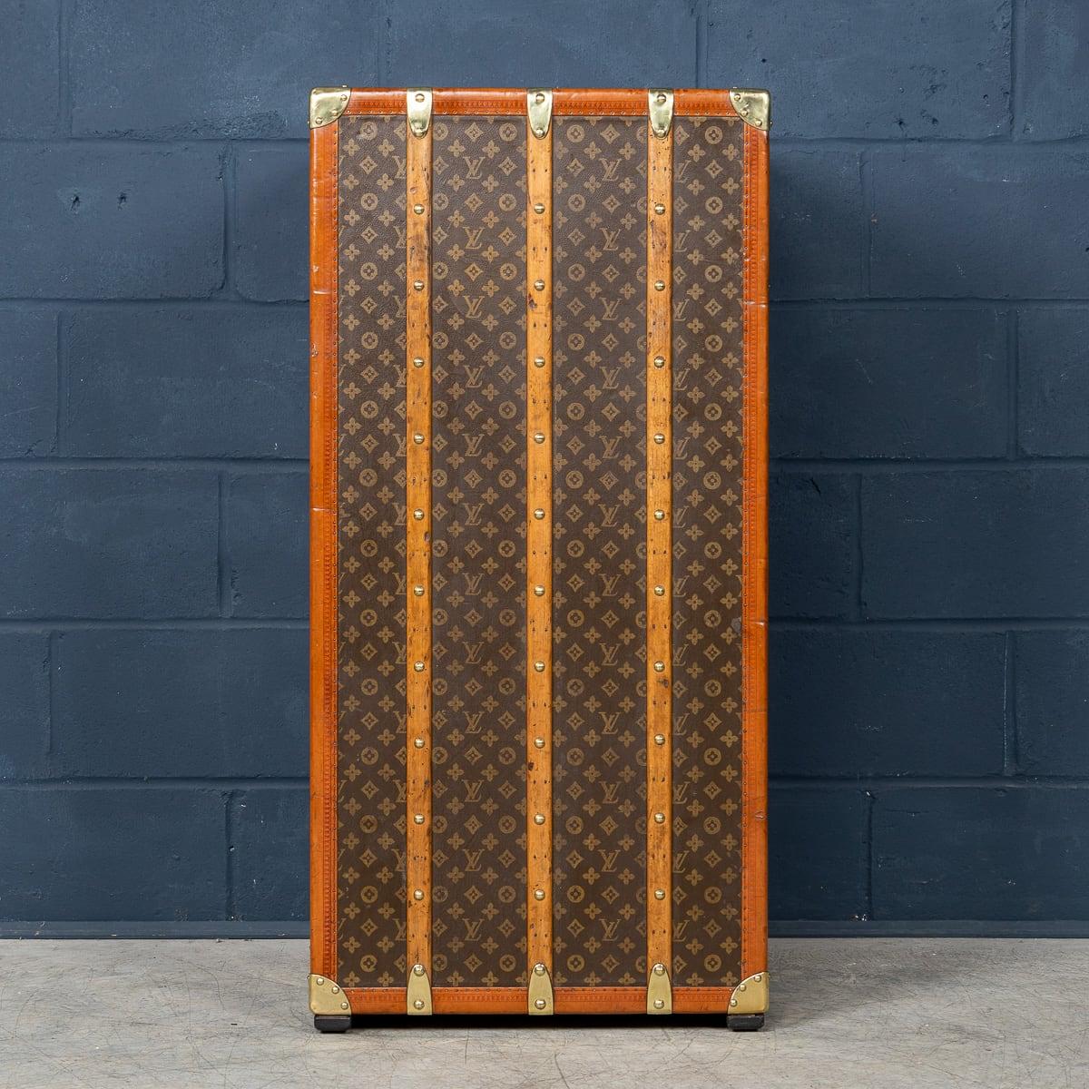 Laiton Malle de garde-robe Louis Vuitton du 20e siècle en toile monogrammée, France vers 1930 en vente
