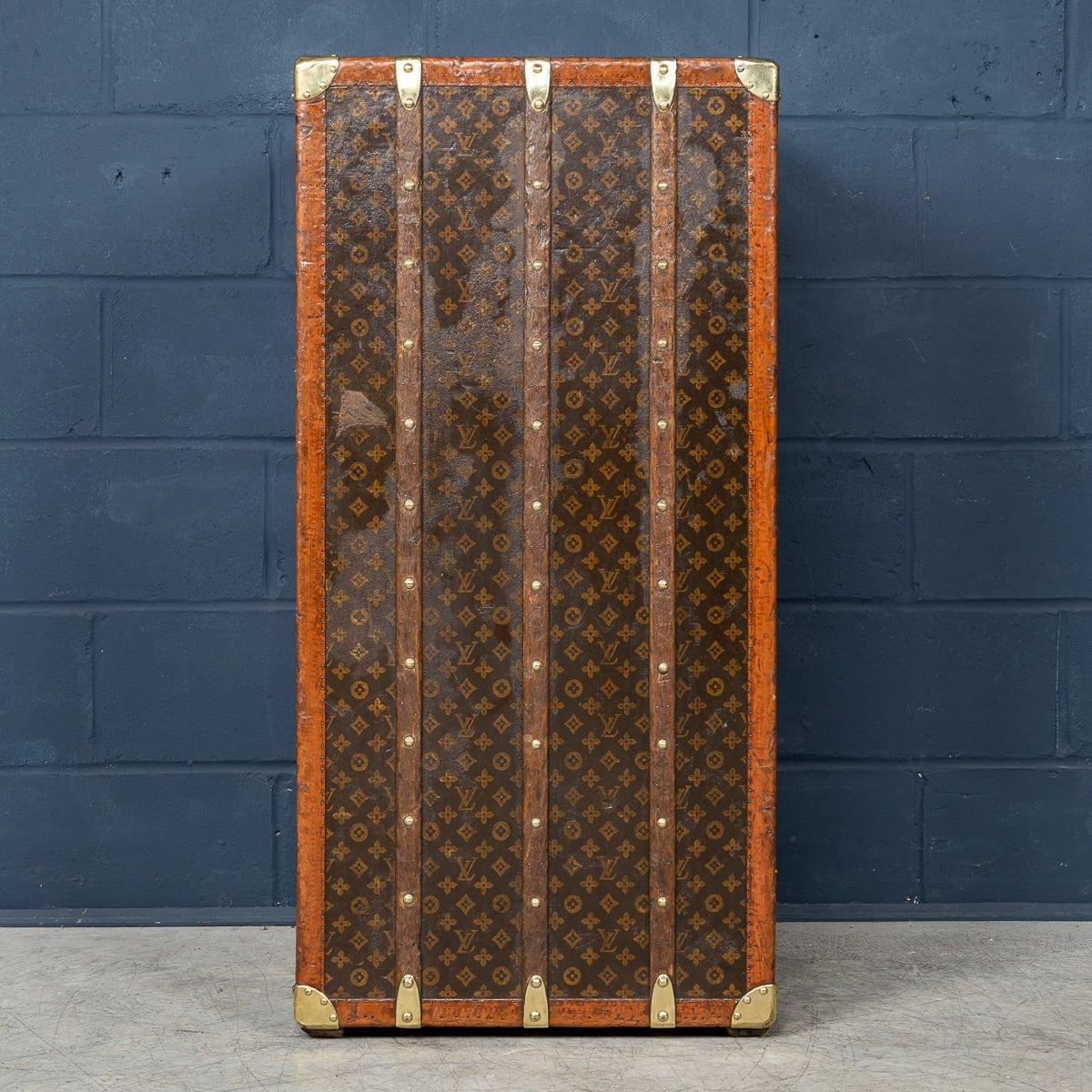 Laiton Malle de garde-robe Louis Vuitton du 20e siècle en toile monogrammée, France vers 1930 en vente