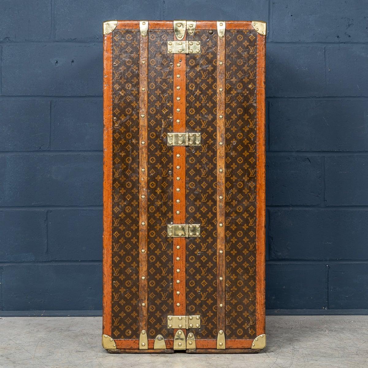 Malle de garde-robe Louis Vuitton du 20e siècle en toile monogrammée, France vers 1930 en vente 1