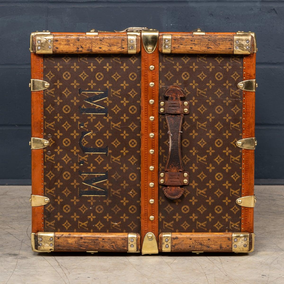 Malle de garde-robe Louis Vuitton du 20e siècle en toile monogrammée, France vers 1930 en vente 2