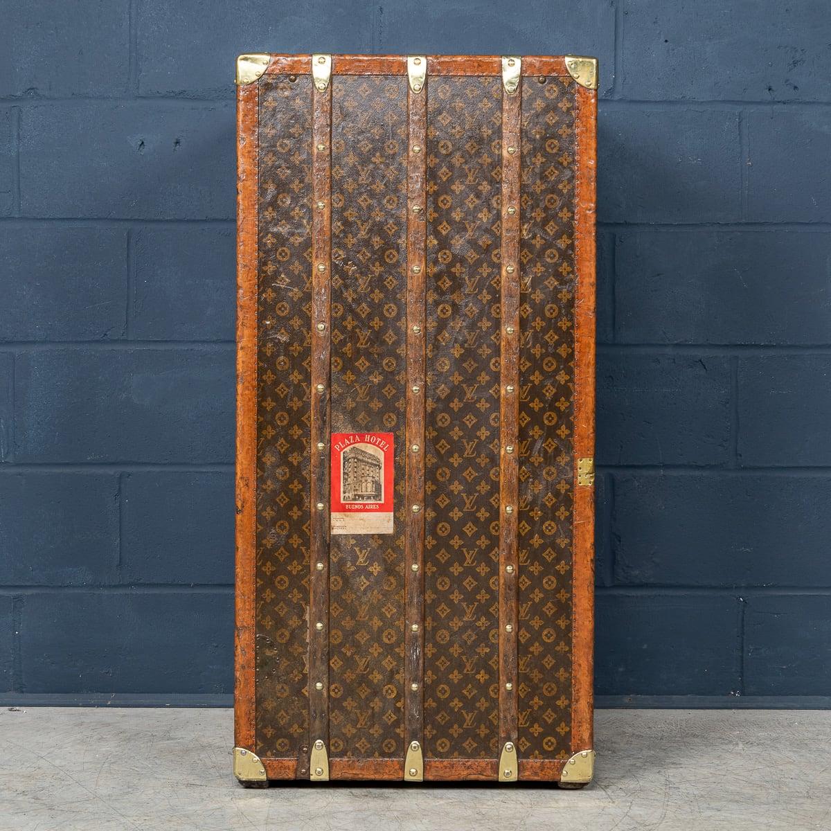 Malle de garde-robe Louis Vuitton du 20e siècle en toile monogrammée, France vers 1930 en vente 2