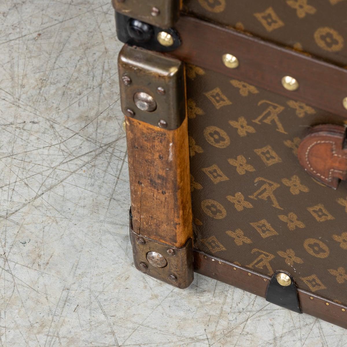 Malle de garde-robe Louis Vuitton du 20e siècle en toile monogrammée, France vers 1950 en vente 3