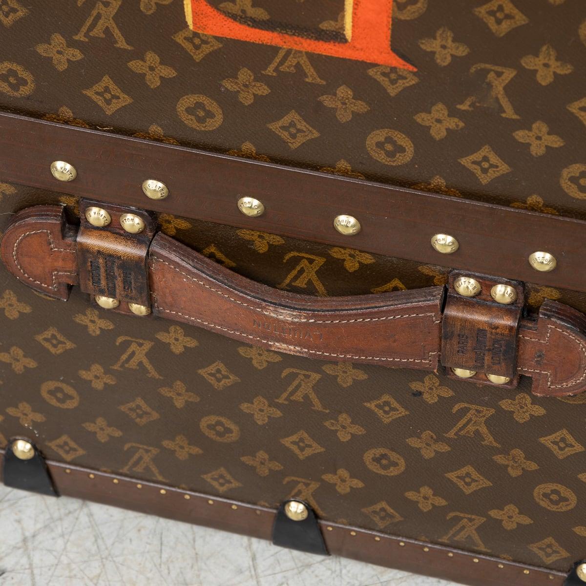 Malle de garde-robe Louis Vuitton du 20e siècle en toile monogrammée, France vers 1950 en vente 4