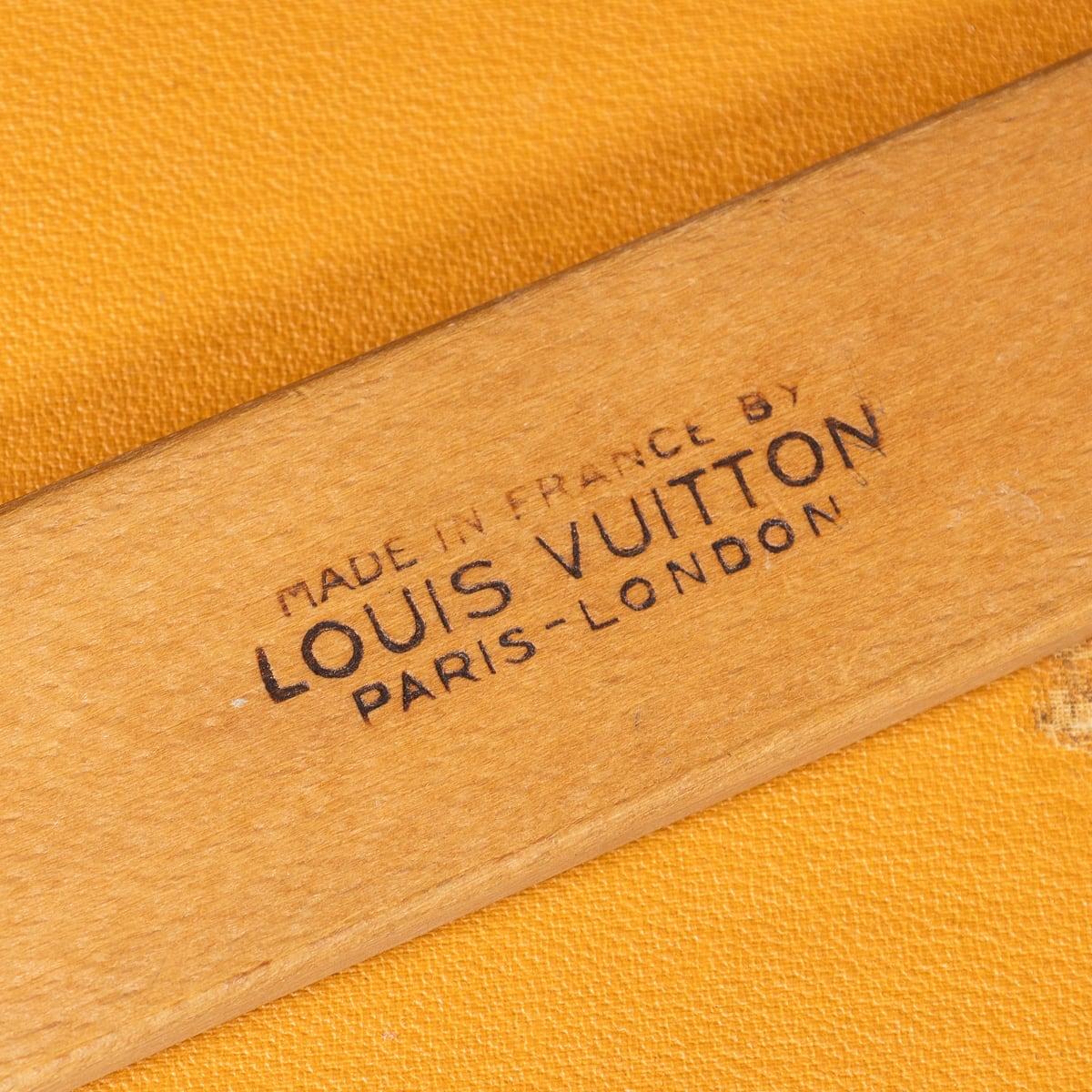 Malle de garde-robe Louis Vuitton du 20e siècle en toile monogrammée, France vers 1950 en vente 6