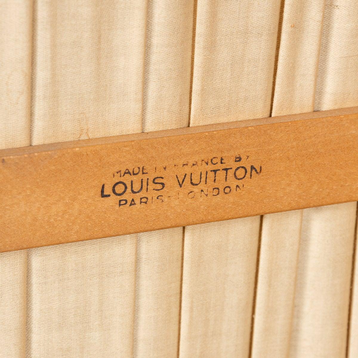 Malle de garde-robe Louis Vuitton du 20e siècle en toile monogrammée, France vers 1950 en vente 11