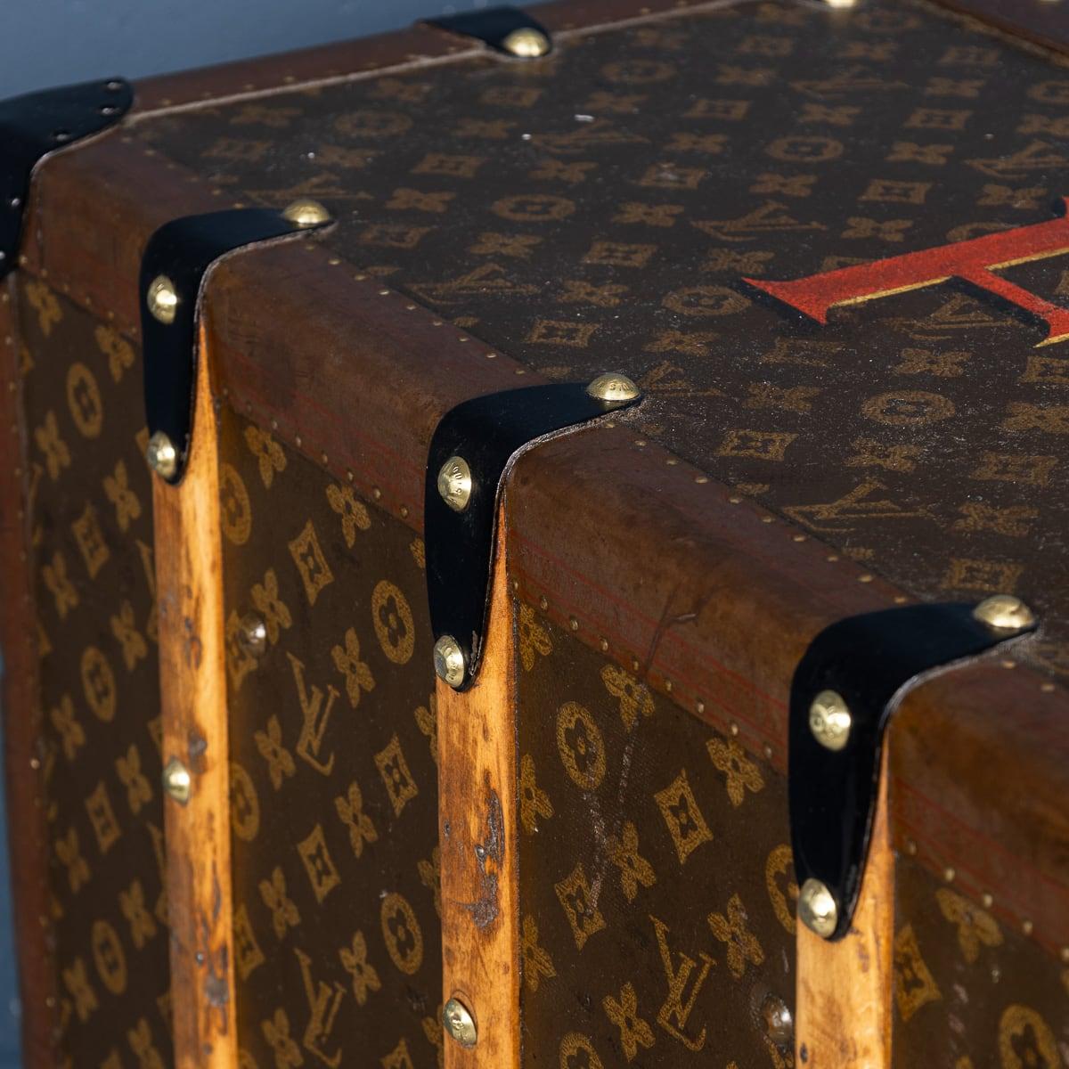 Malle de garde-robe Louis Vuitton du 20e siècle en toile monogrammée, France vers 1950 en vente 12