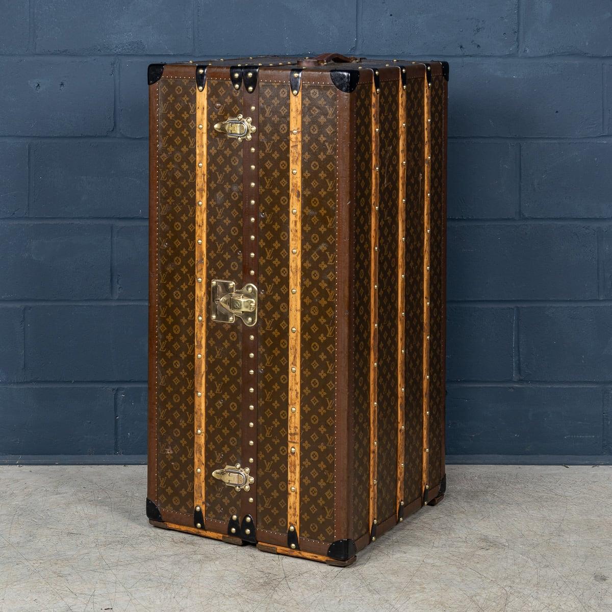 Cette malle Louis Vuitton du milieu du XXe siècle, étonnante et surtout complète, représente l'apogée du voyage de luxe et était un objet essentiel pour tout voyageur d'élite de l'époque. Réalisé avec la célèbre toile monogrammée LV, il présente des