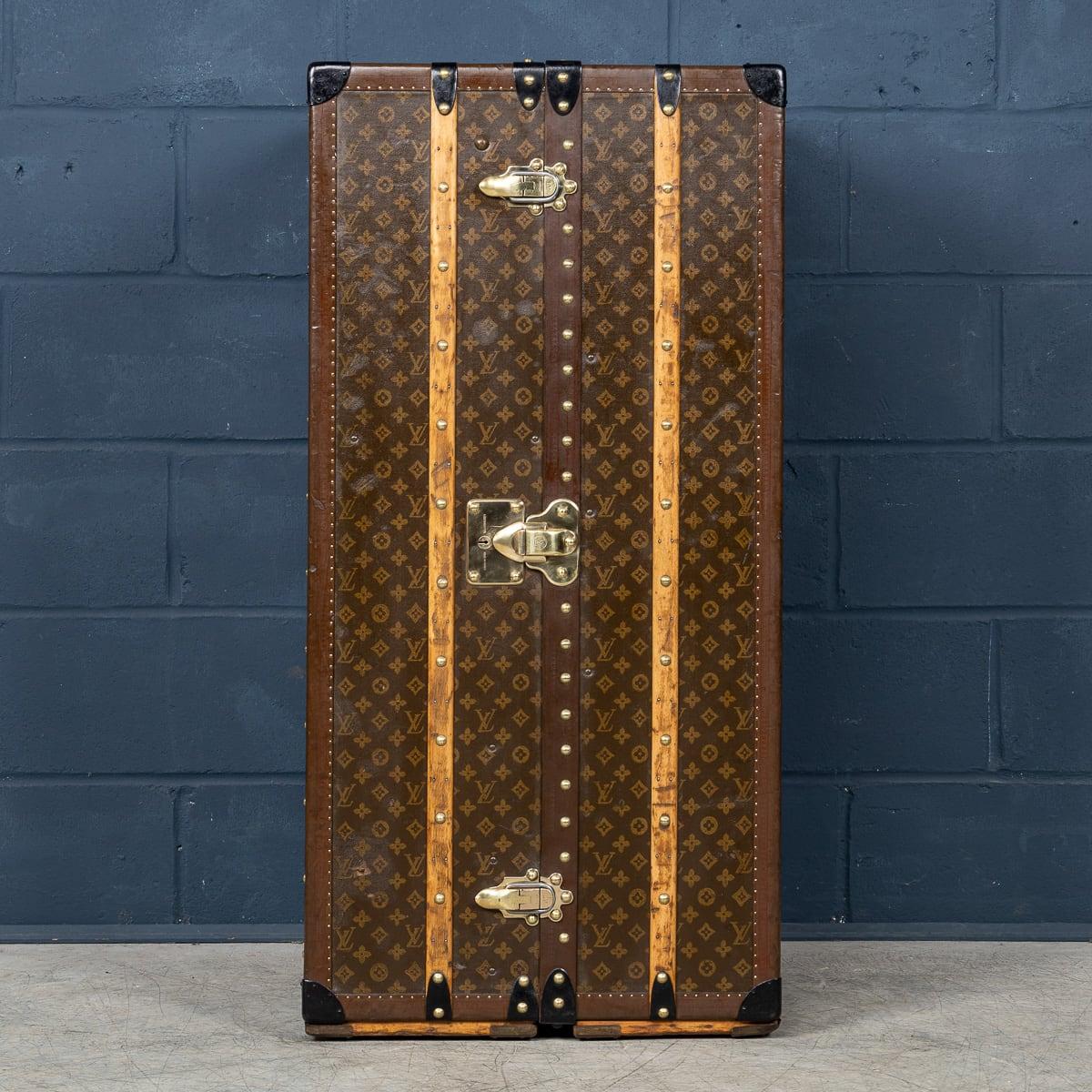 Malle de garde-robe Louis Vuitton du 20e siècle en toile monogrammée, France vers 1950 Bon état - En vente à Royal Tunbridge Wells, Kent