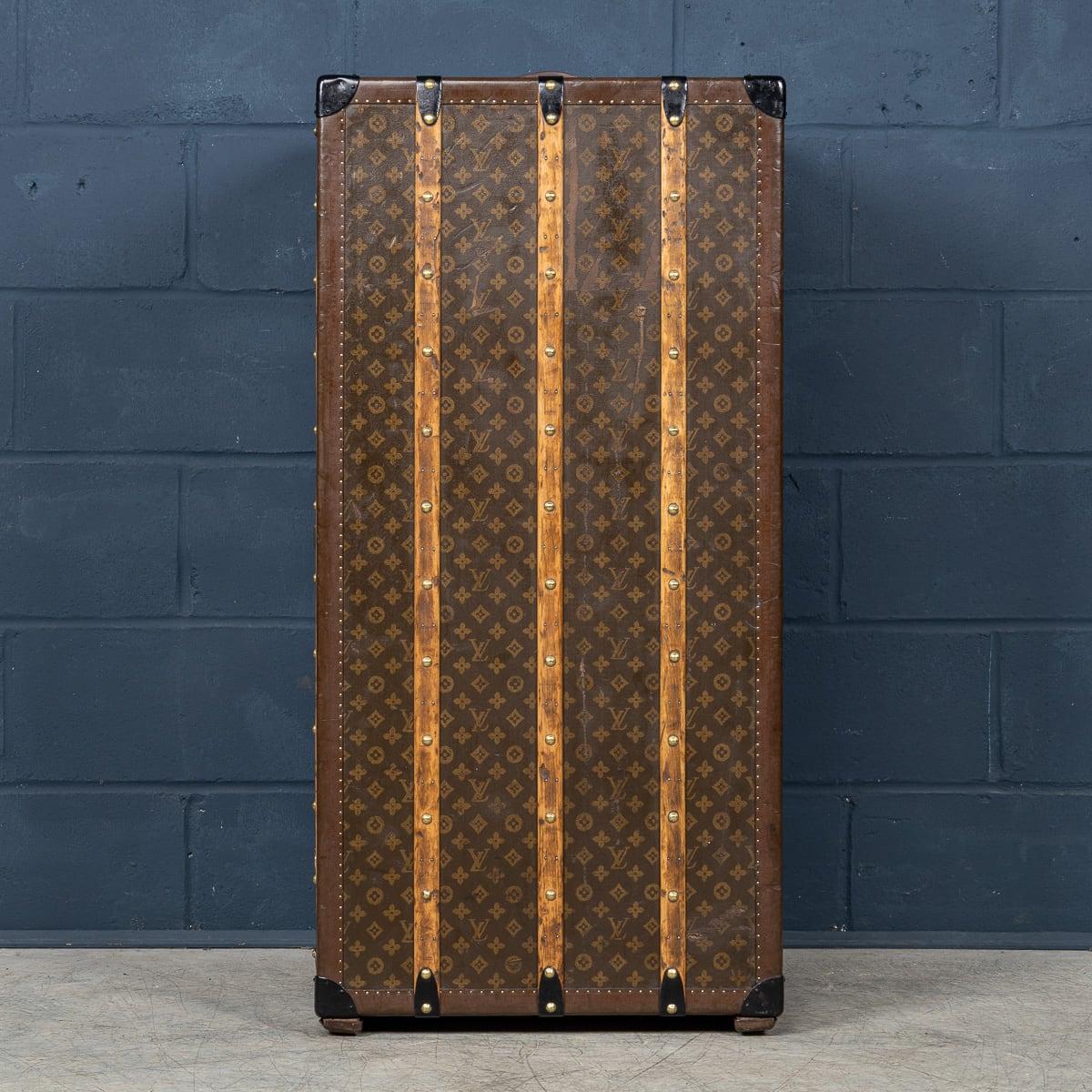 20ième siècle Malle de garde-robe Louis Vuitton du 20e siècle en toile monogrammée, France vers 1950 en vente