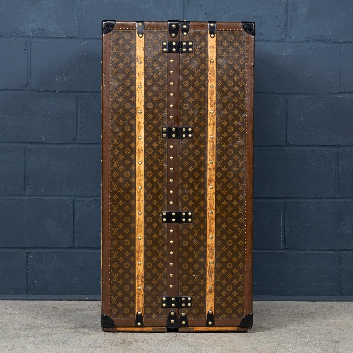 Laiton Malle de garde-robe Louis Vuitton du 20e siècle en toile monogrammée, France vers 1950 en vente