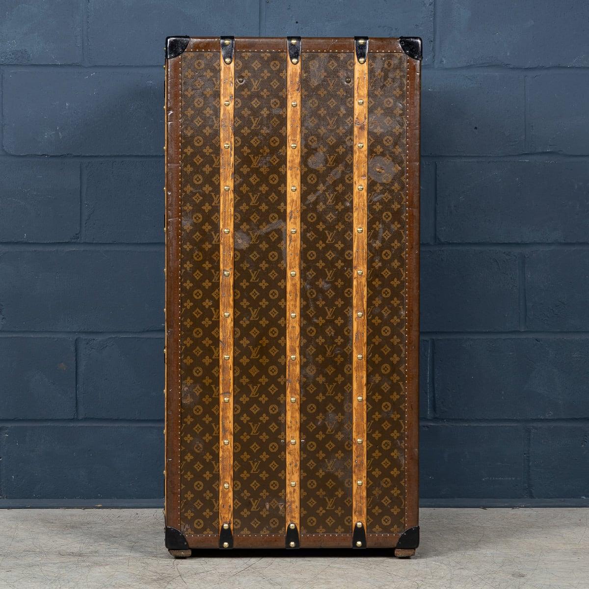 Malle de garde-robe Louis Vuitton du 20e siècle en toile monogrammée, France vers 1950 en vente 1