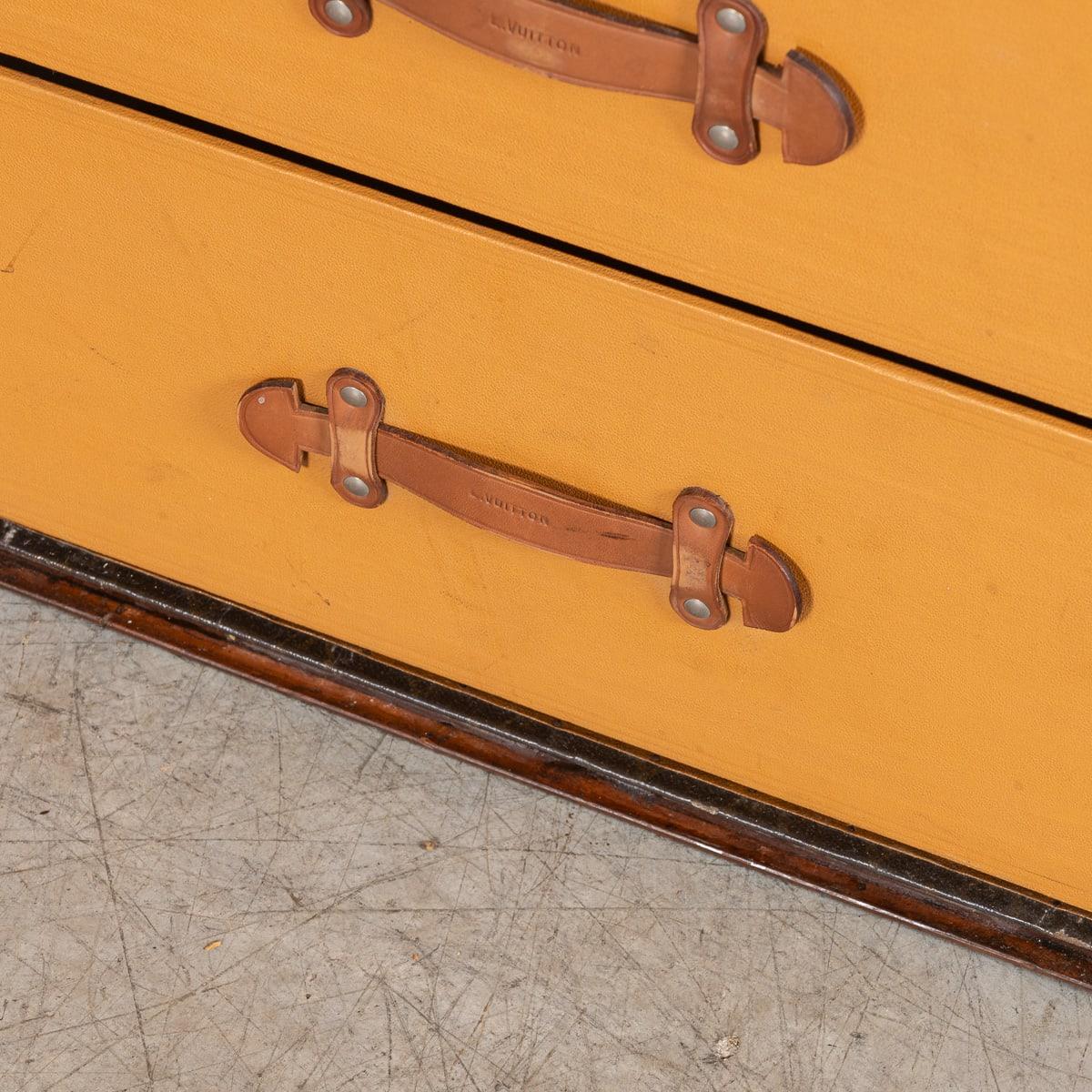 Malle de garde-robe Louis Vuitton du 20e siècle en toile monogrammée, France en vente 7