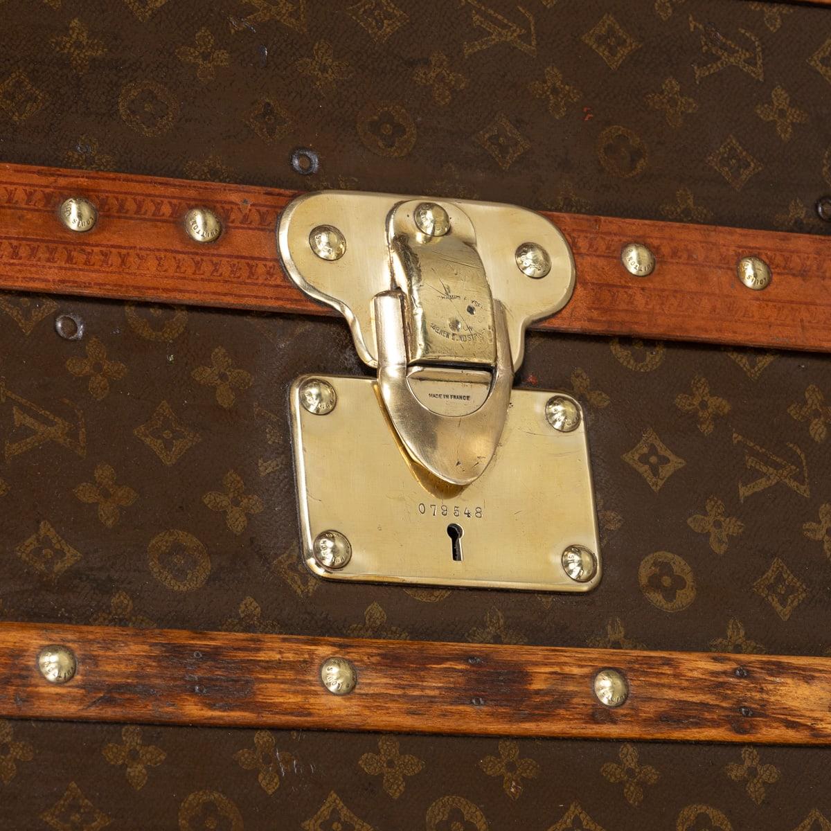 Malle de garde-robe Louis Vuitton du 20e siècle en toile monogrammée, France en vente 11