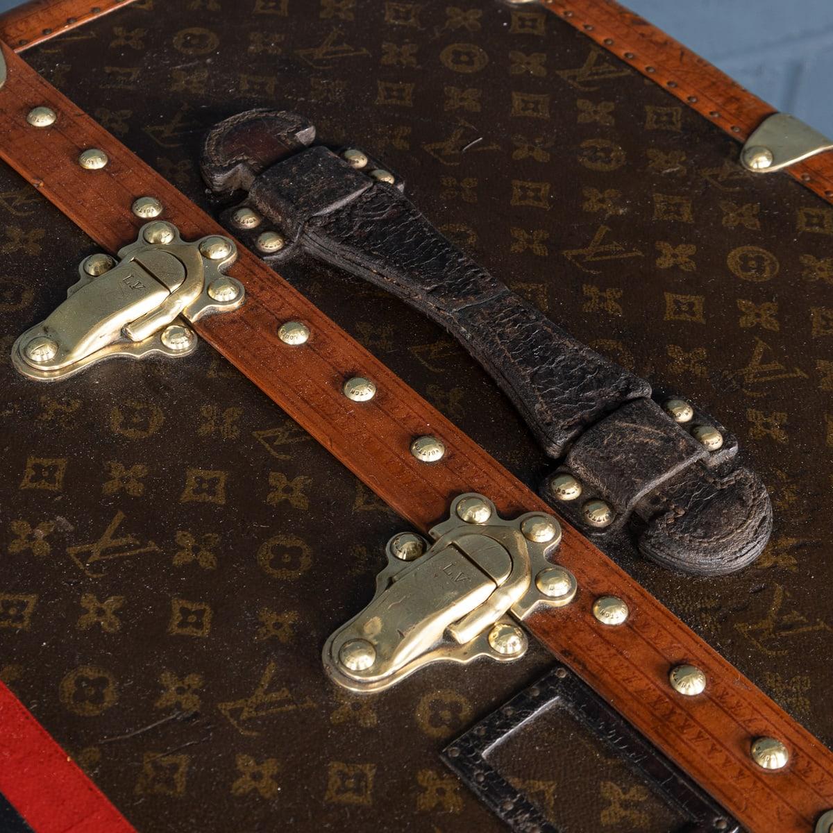 Malle de garde-robe Louis Vuitton du 20e siècle en toile monogrammée, France en vente 12