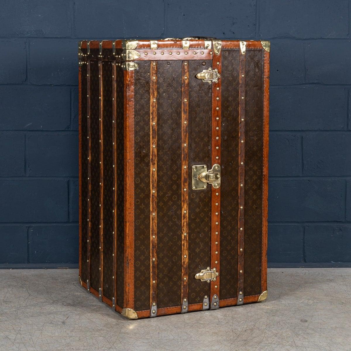 Cette malle-armoire Louis Vuitton du début du 20e siècle, étonnante et surtout complète, était l'objet indispensable de tout voyageur d'élite. Recouvert de la célèbre toile monogrammée LV, avec ses bordures en lozine et ses ferrures en laiton, il