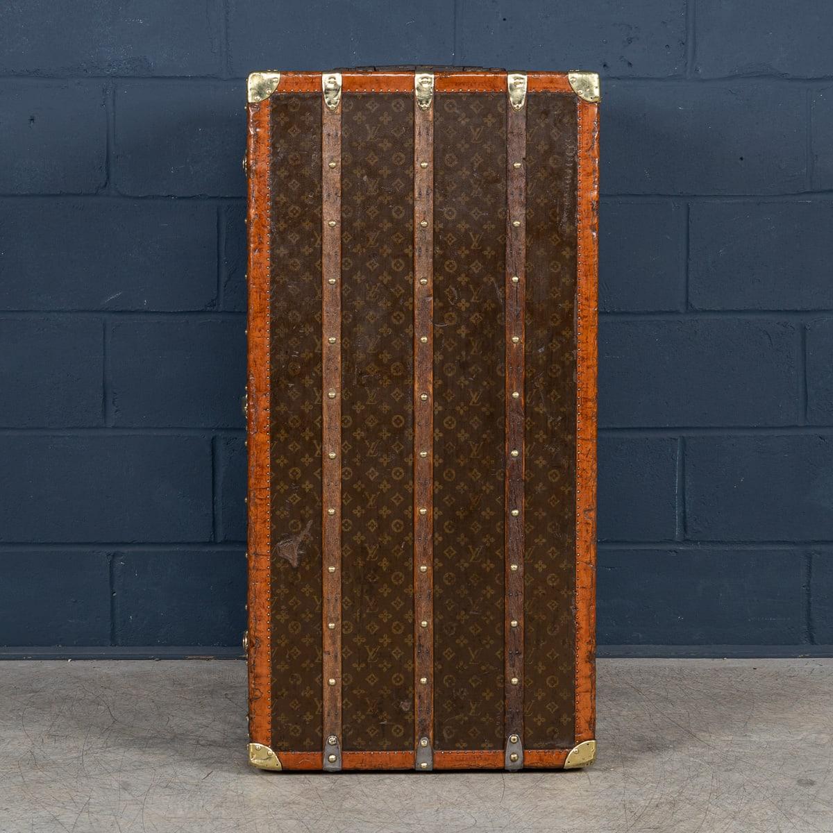 Français Malle de garde-robe Louis Vuitton du 20e siècle en toile monogrammée, France en vente