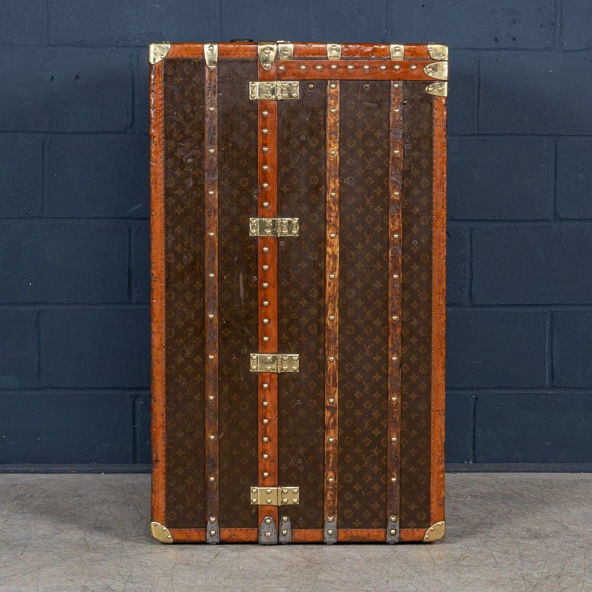 Malle de garde-robe Louis Vuitton du 20e siècle en toile monogrammée, France Bon état - En vente à Royal Tunbridge Wells, Kent