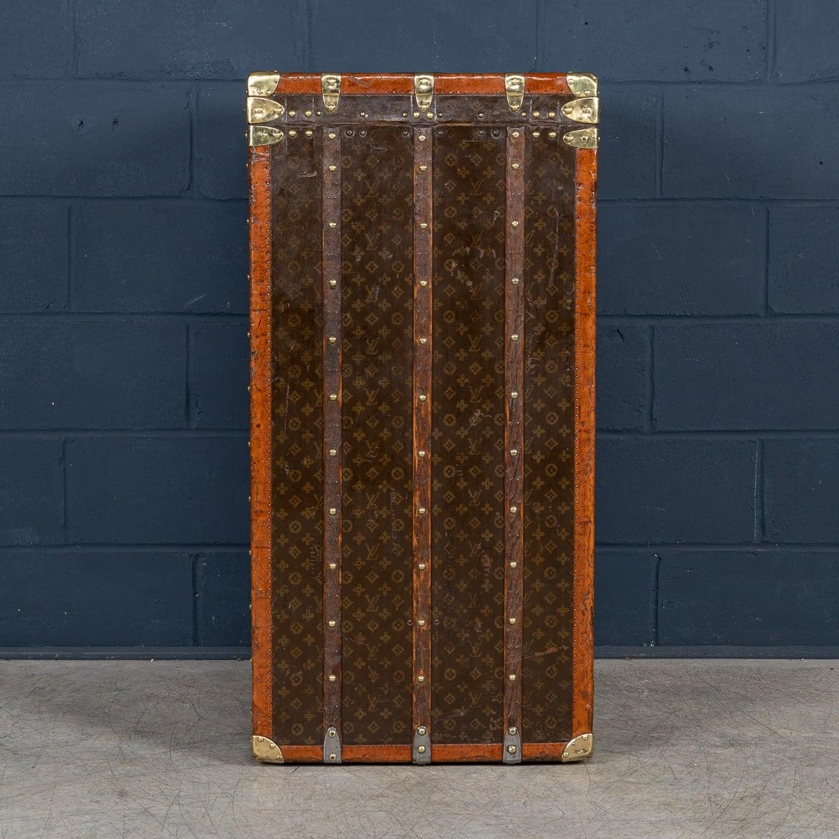 20ième siècle Malle de garde-robe Louis Vuitton du 20e siècle en toile monogrammée, France en vente