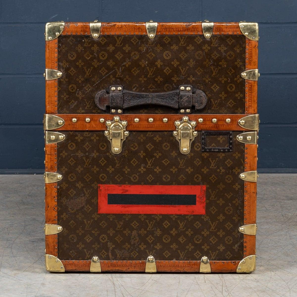 Laiton Malle de garde-robe Louis Vuitton du 20e siècle en toile monogrammée, France en vente