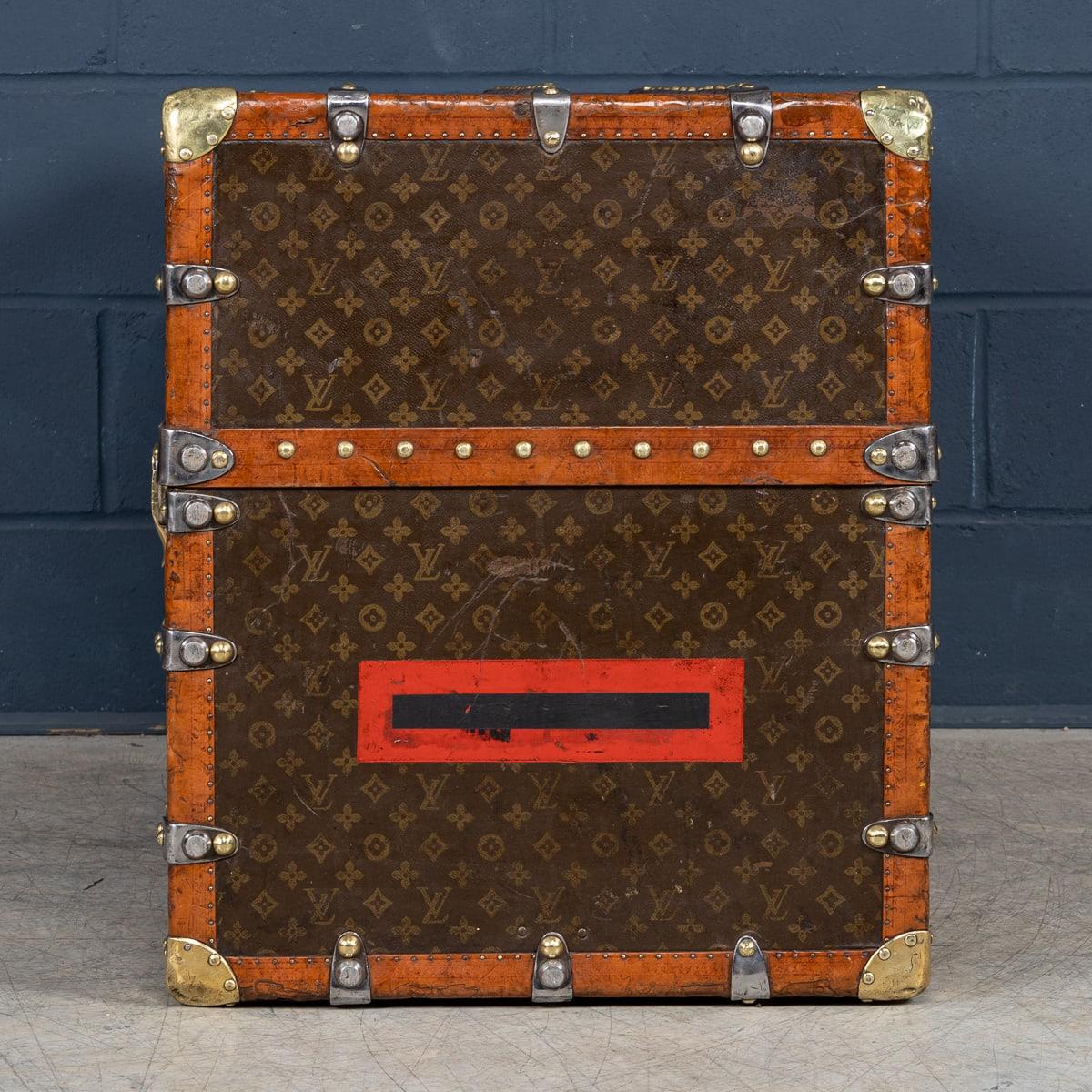 Malle de garde-robe Louis Vuitton du 20e siècle en toile monogrammée, France en vente 1