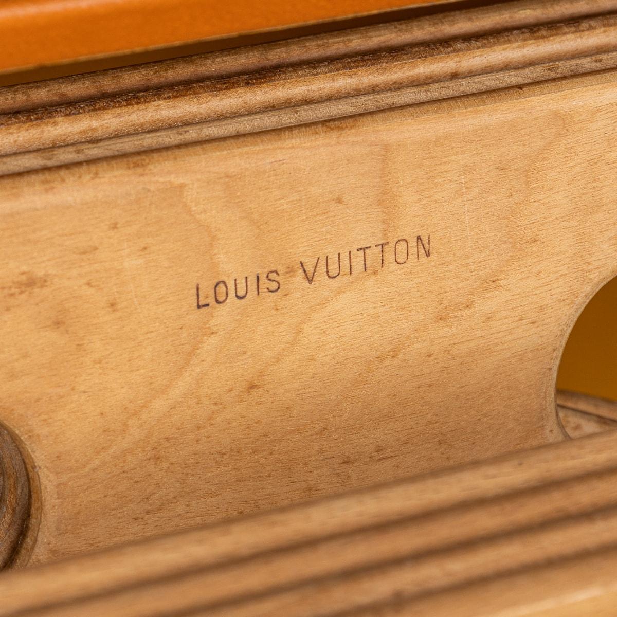 Malle de garde-robe Louis Vuitton du 20e siècle en toile orange 