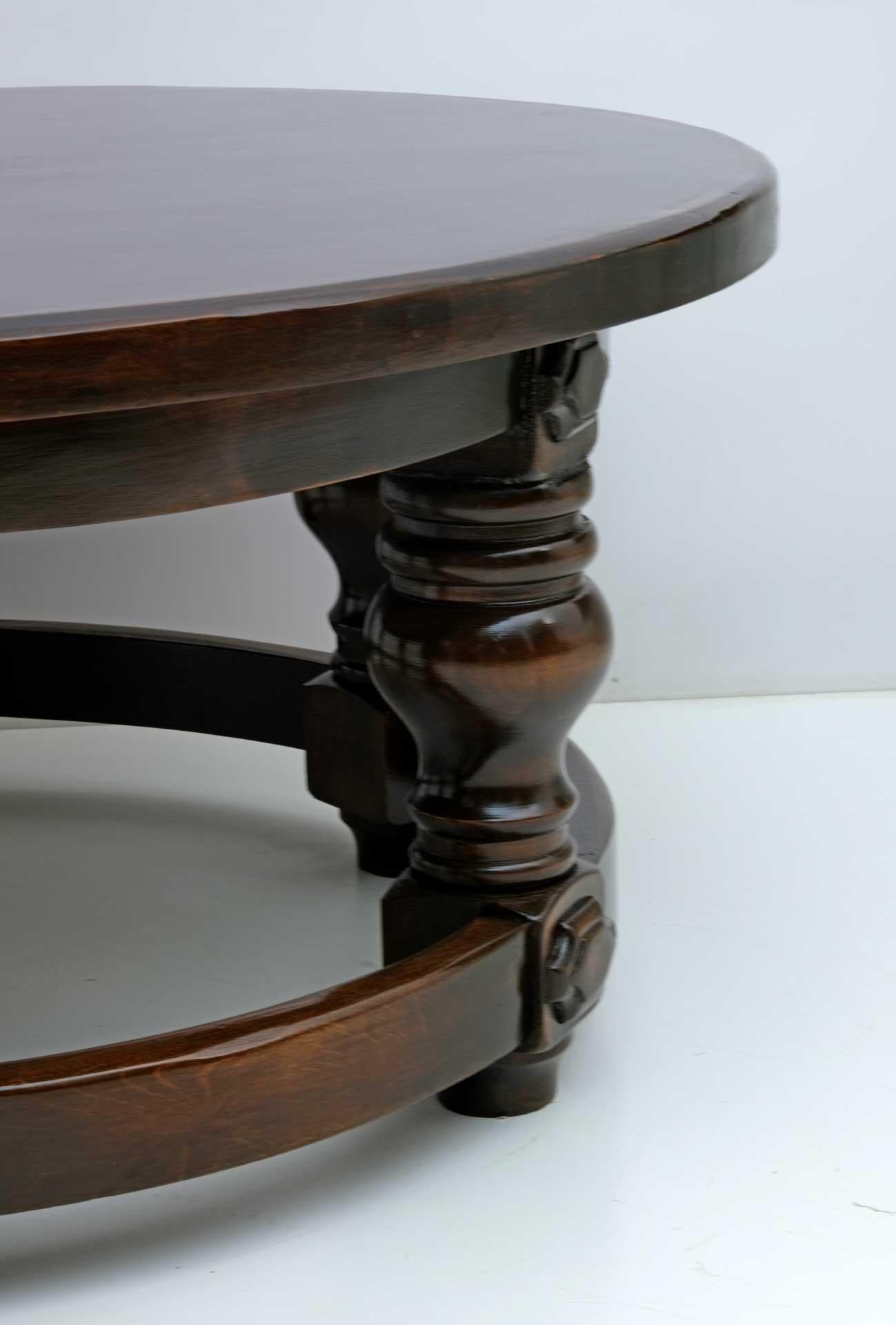 20ième siècle Table basse en noyer de style Louis XIII du 20ème siècle en vente