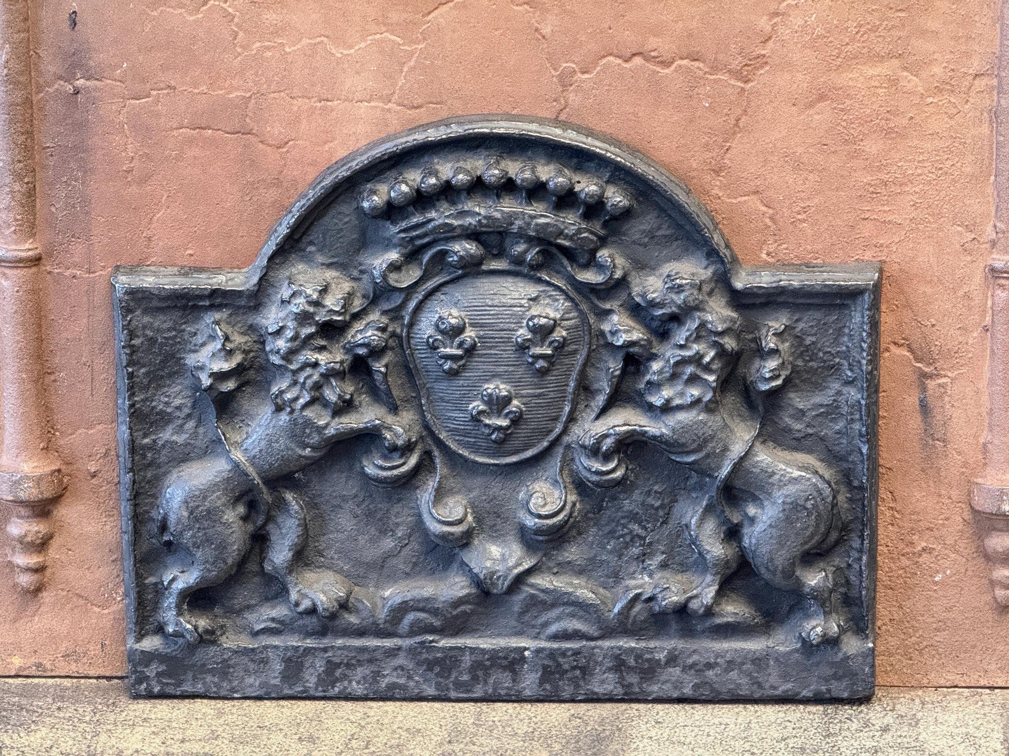 Beautiful 20th century Louis XIV Style fireback with the arms of France. This is the coat of arms of the House of Bourbon, an originally French royal house that became a major dynasty in Europe. It delivered kings for Spain (Navarra), France, both
