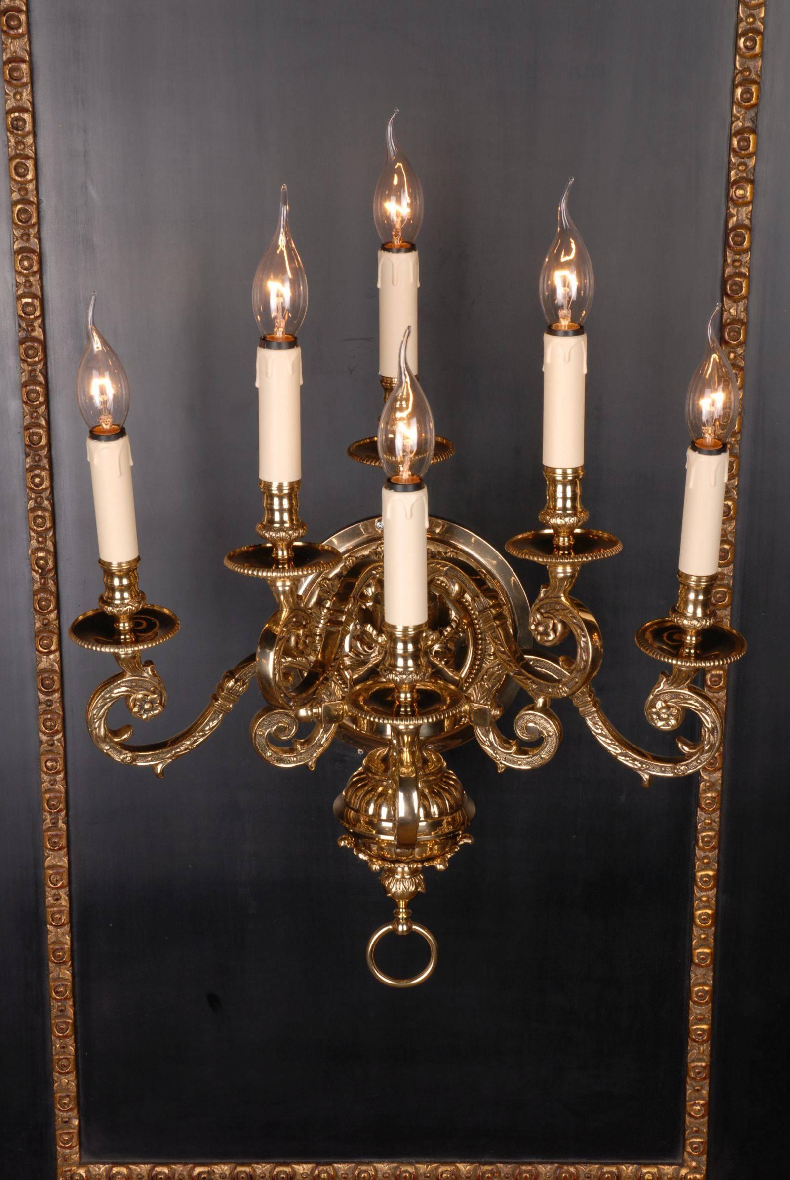 Baroque wall light in Louis XIV style.
Six flamed light corpus. Polished and engraved bronze. Round, reliefed,
wall-shield. There from, six light arms composed of spirals.

(F-Ra-70).