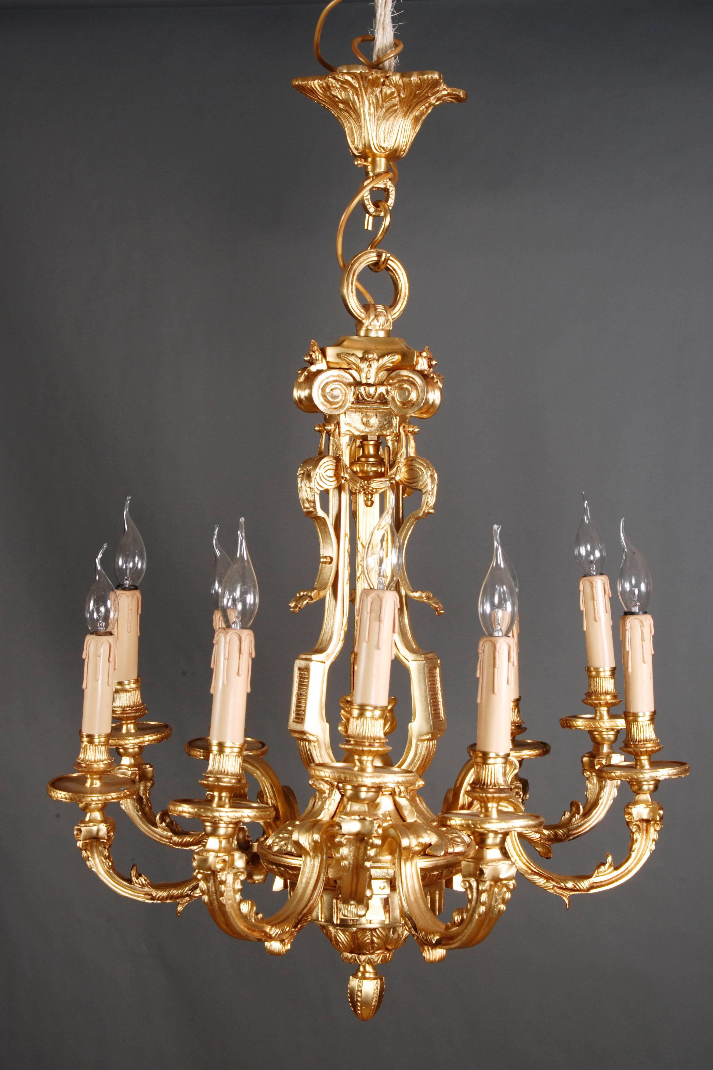 French chandelier in Louis XIV style.
Solid, engraved brass. Nine curved light arms.

(F-Kan-4).
