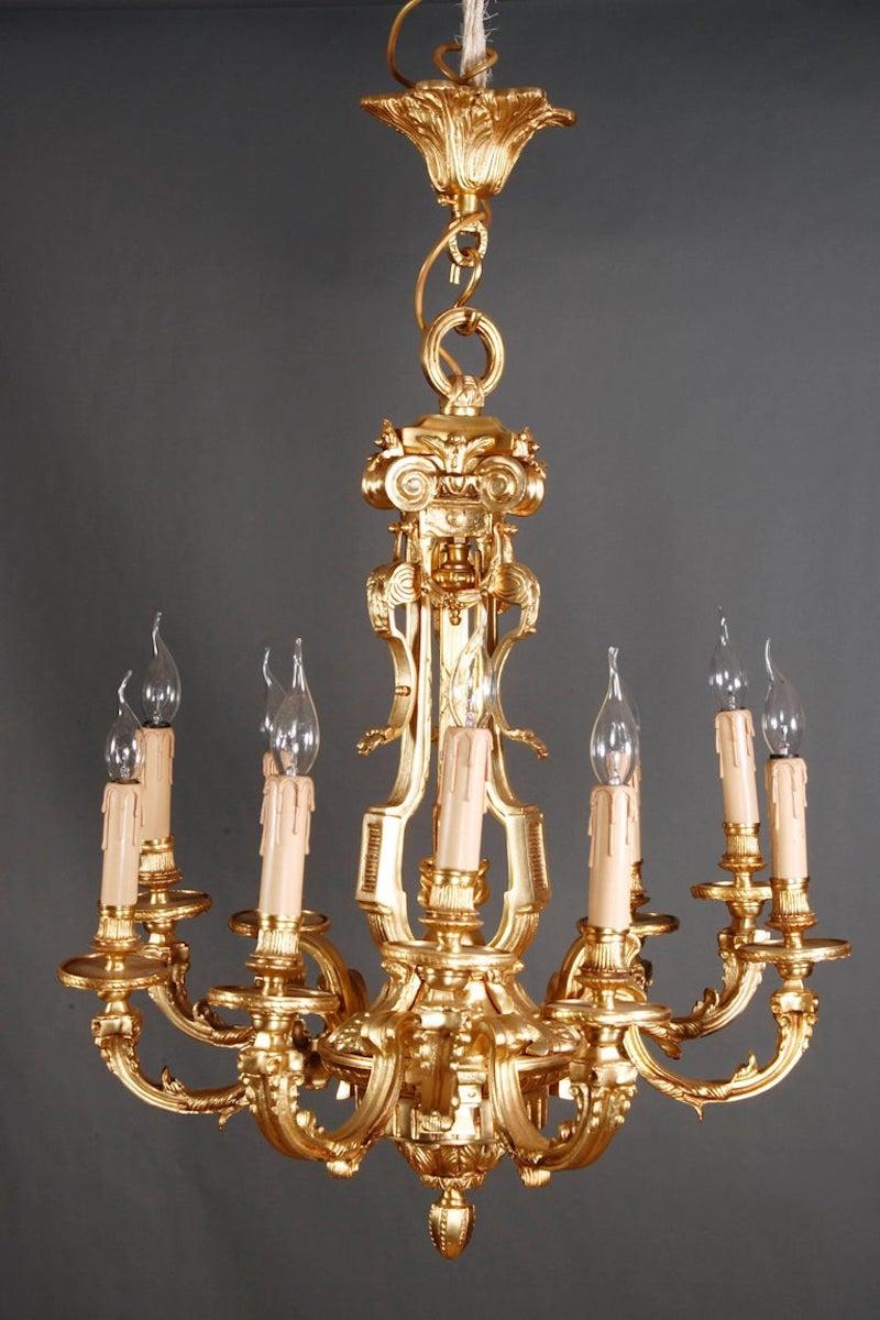 Lampadario francese in stile Luigi XIV.
Ottone solido e inciso. Nove bracci luminosi curvi.