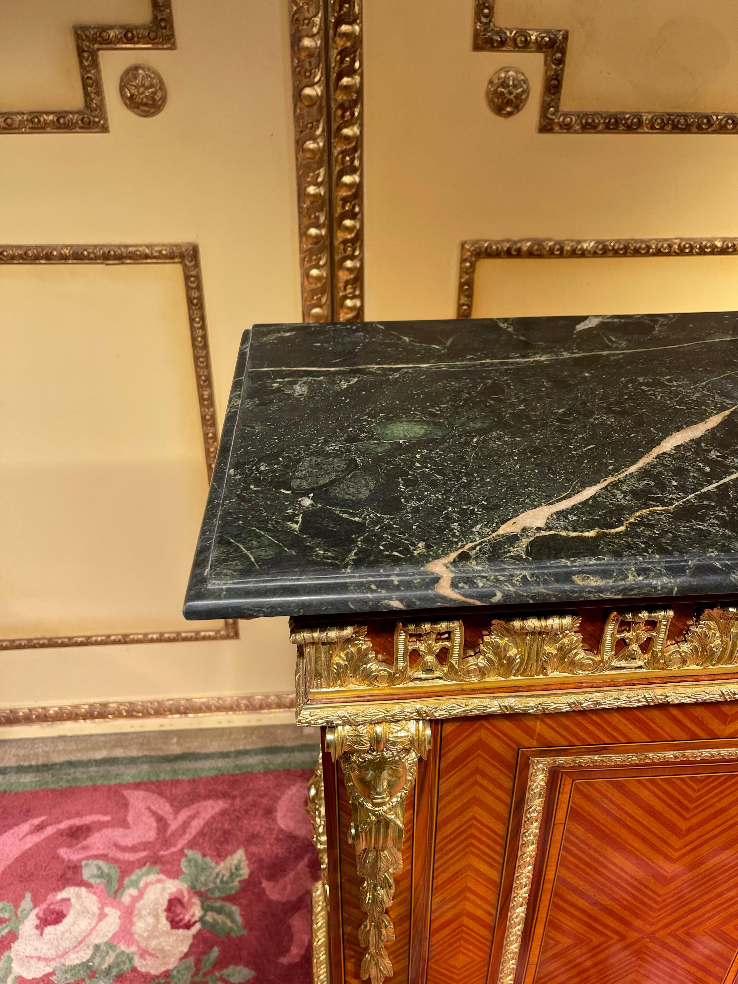 Impiallacciato Comò/cassettiera in stile Luigi XIV del XX secolo in vendita