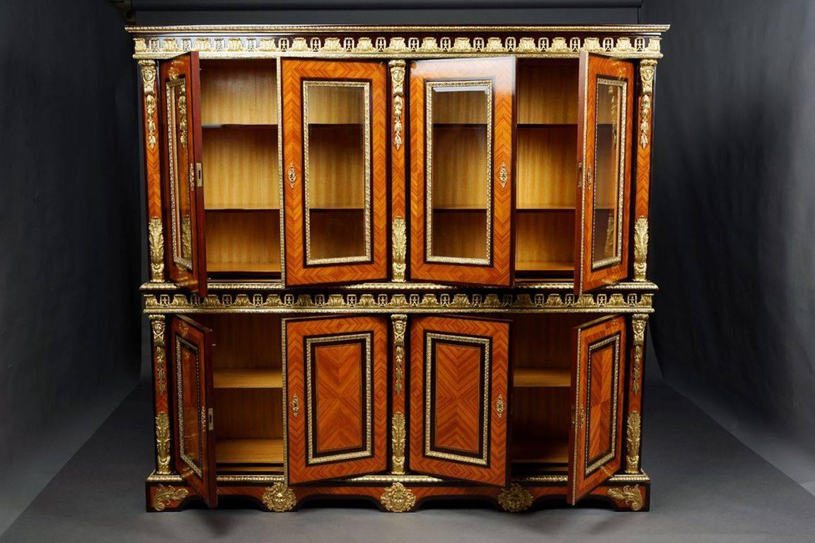 Imponente biblioteca francese in stile Luigi XIV
Legno di faggio massiccio, ebanizzato. Corpo fortemente angolato a destra affiancato da figure a forma di maschere femminili su un bordo ampio. Fregio di foglie d'acanto. Infissi incassati da due