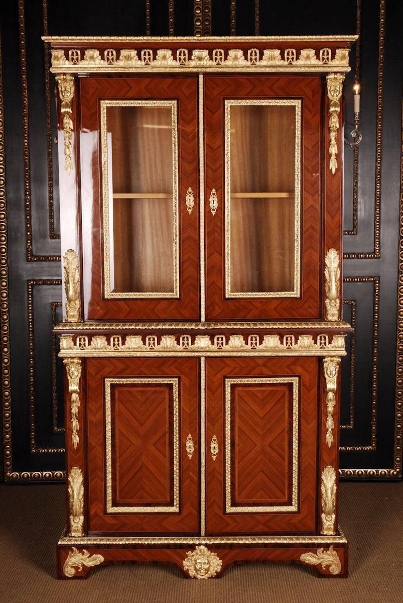 Imponente libreria bibliotecaria francese in stile Luigi XIV.
Legno reale di tulipano su legno di pino. Corpo fortemente angolato a destra affiancato da figure a forma di maschere femminili su bordi ampi. Fregio a foglie d'acanto, infissi incassati,
