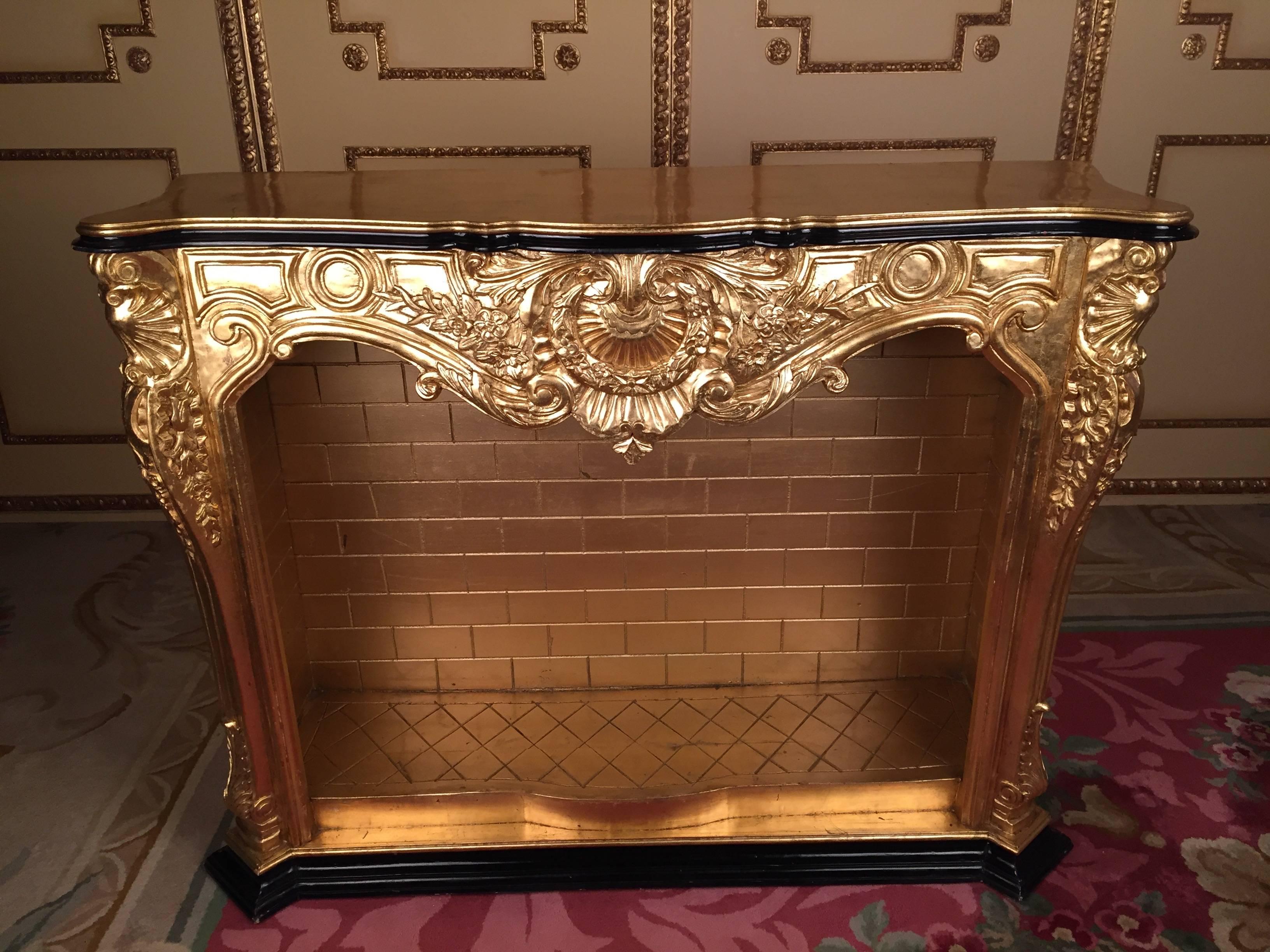 20th century Louis XV decorative fireplace
Solid beechwood, gold frame. In the center as well as on the flanking Rocaille-carving.
High quality and decorative fireplace.

Delivery time can take about 8-12 weeks.