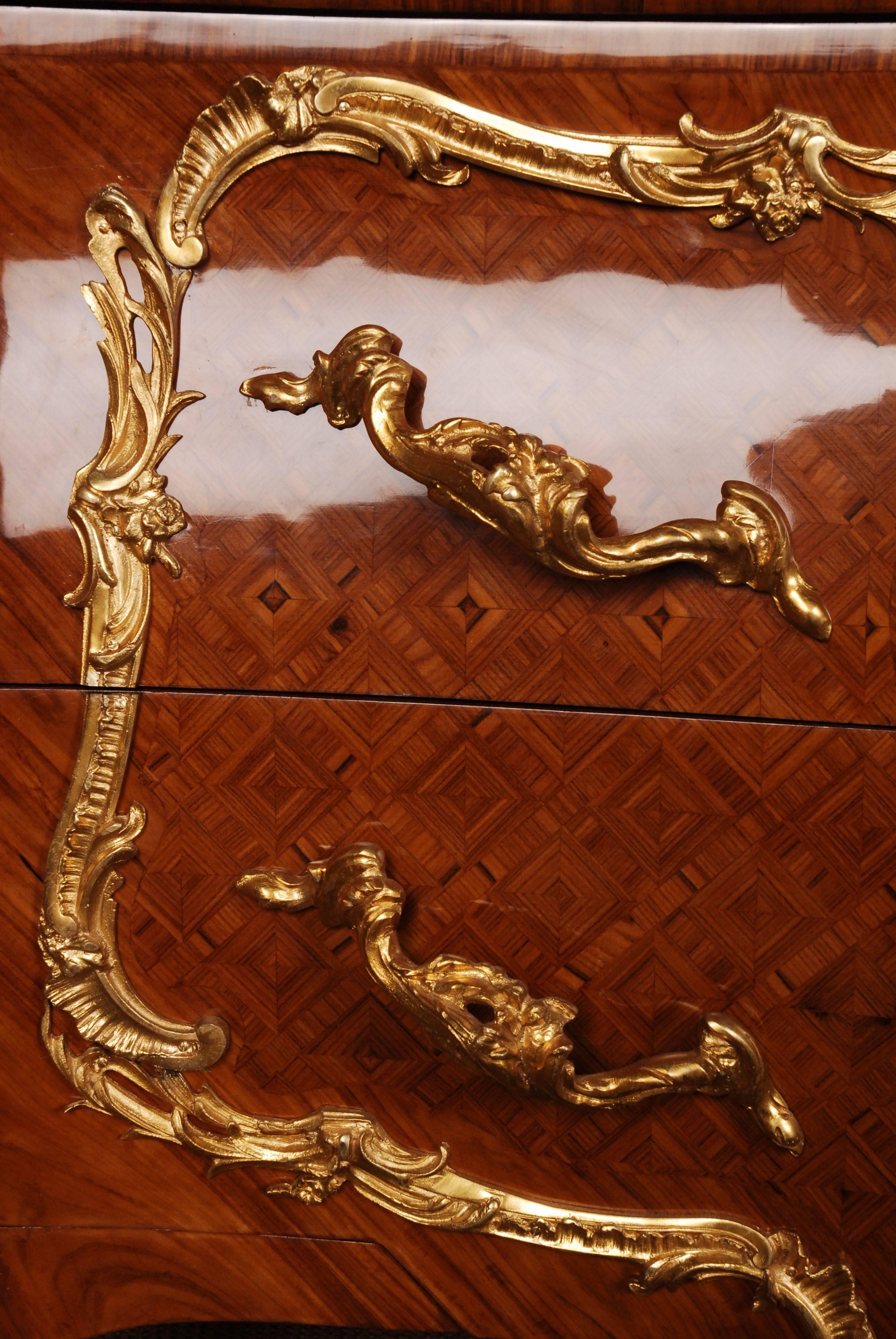 Französische Kommode im Louis-XV-Stil des 20. Jahrhunderts nach Francois Linke (Bronze) im Angebot