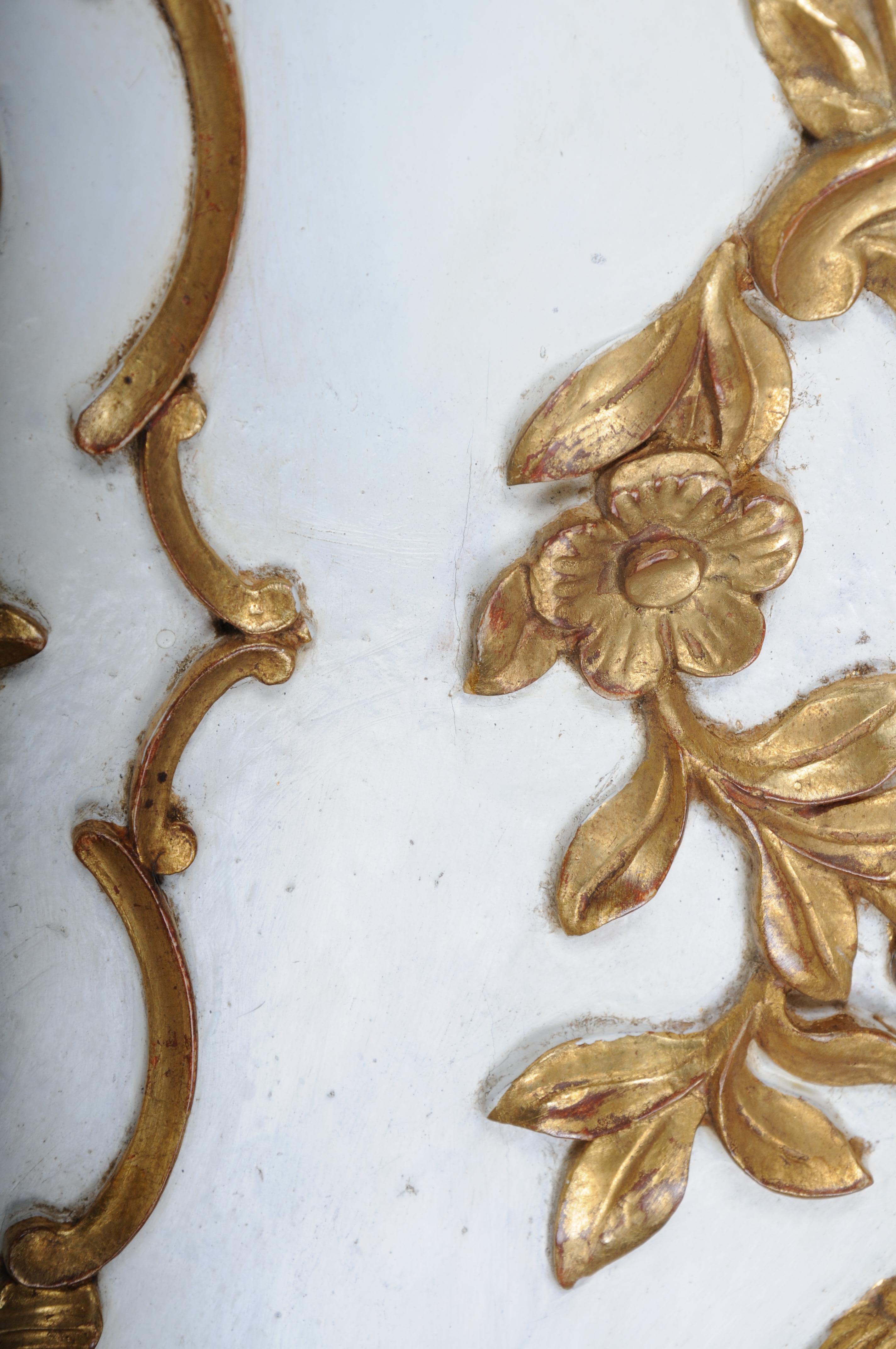 20e siècle Miroir mural doré Louis XV, blanc en vente 5