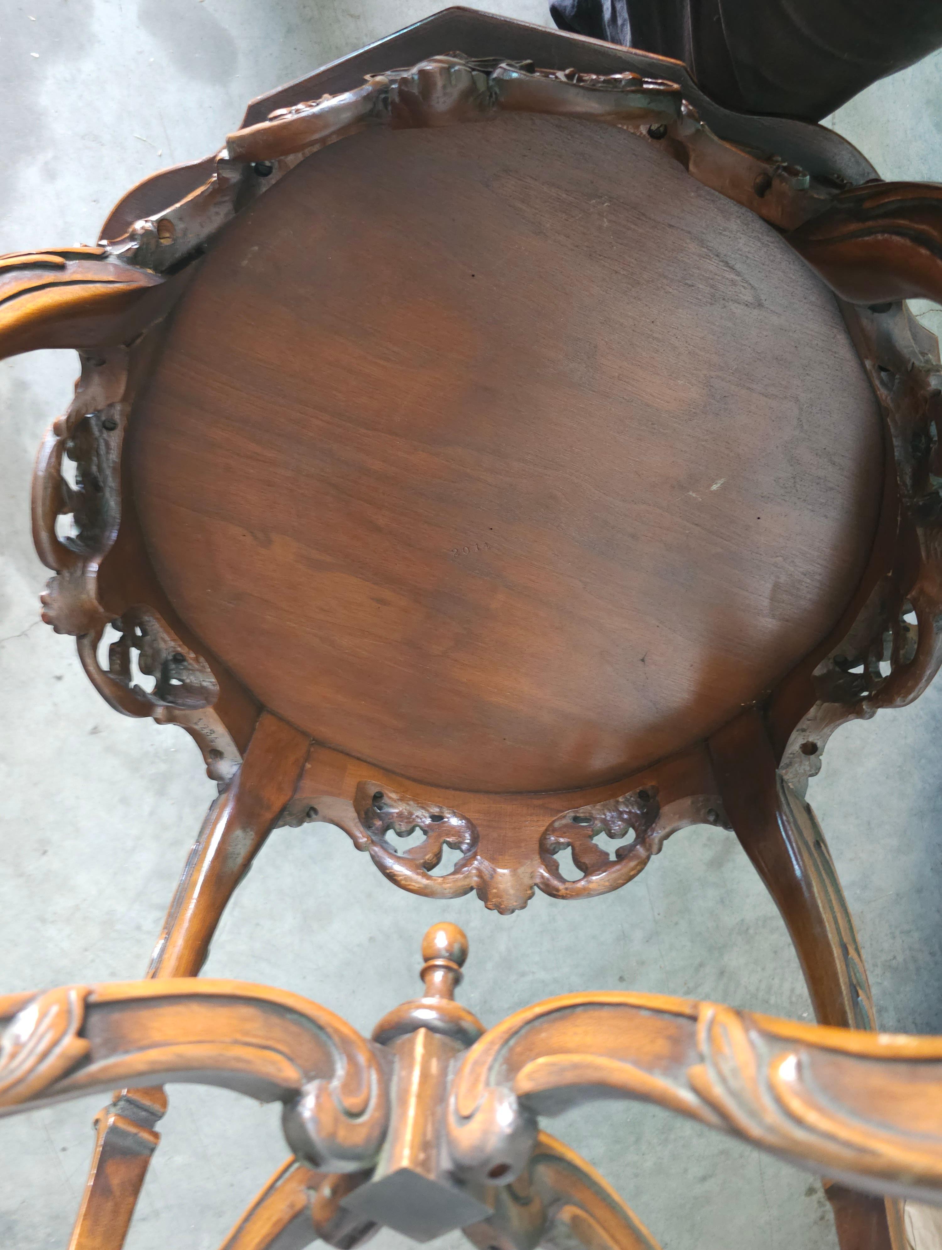 Table à Gueridon en noyer sculpté du 20e siècle de style provincial Louis XV en vente 3