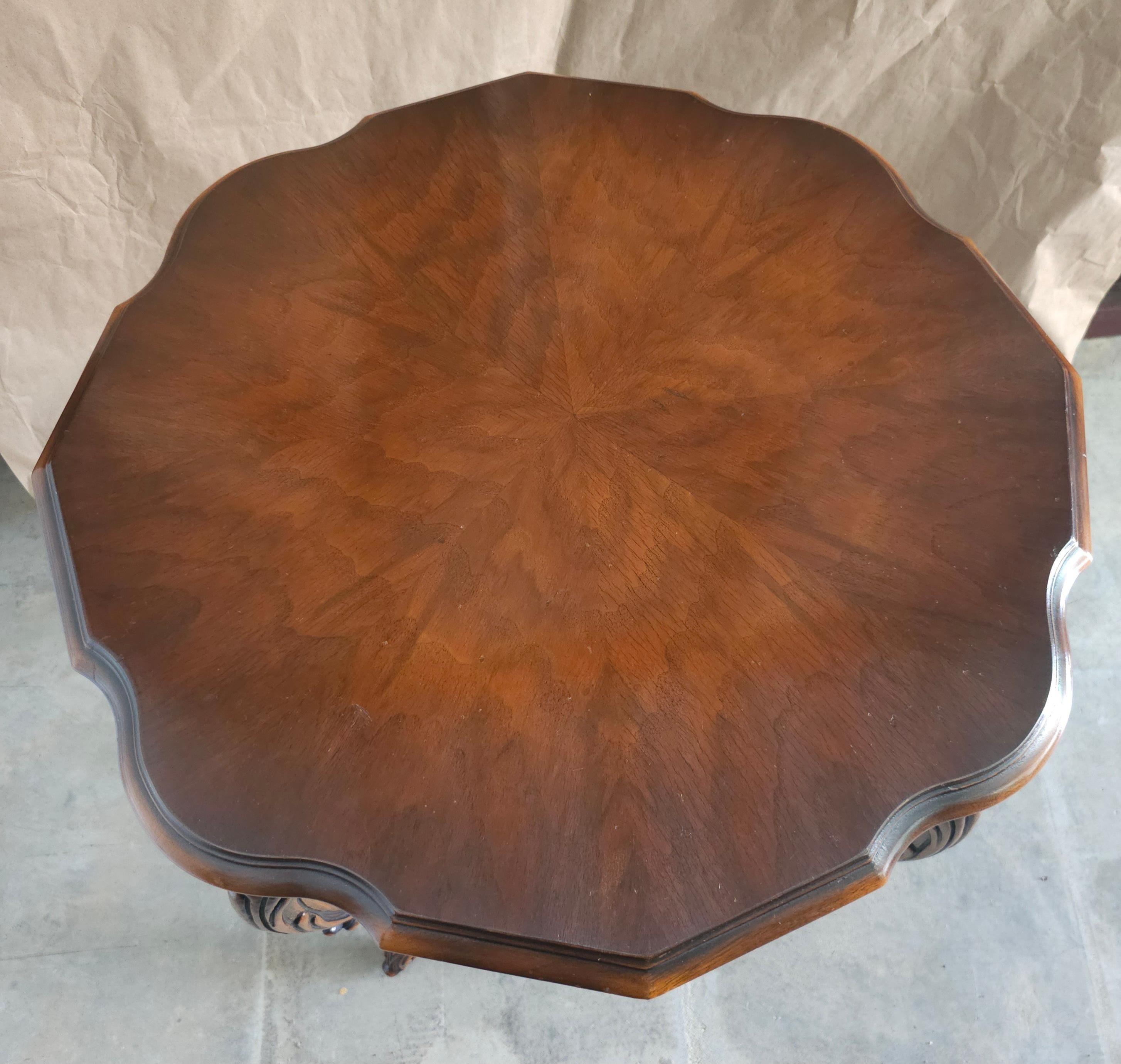 Table de guéridon en noyer sculpté de style provincial Louis XV du 20e siècle. Sculptures en bois massif sans matériau composite.
Mesure 28